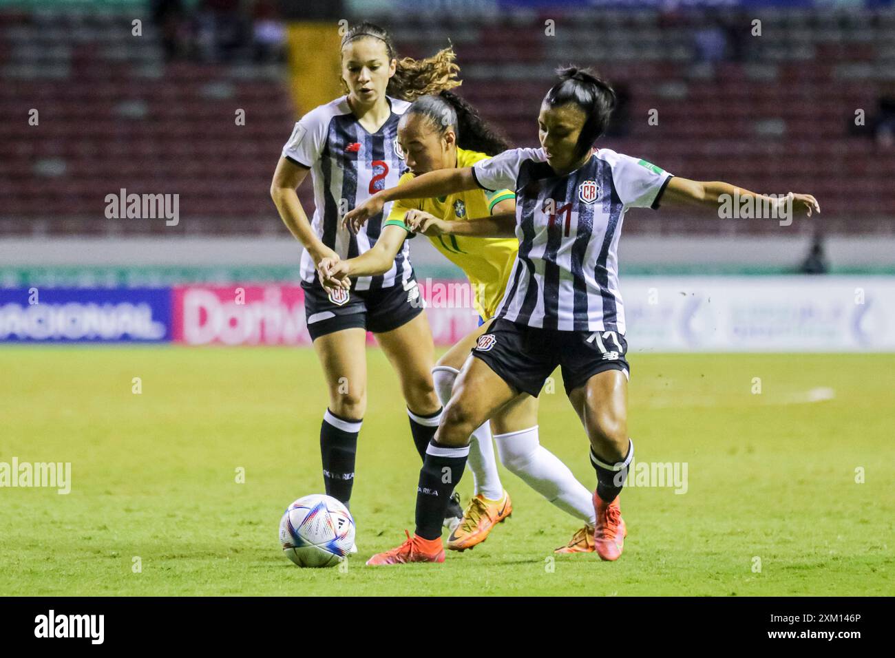 Abigail Sancho e Yerling Ovares della Costa Rica contro Aline Gomes del Brasile durante la Coppa del mondo femminile FIFA U-20 Costa Rica contro Costa Rica contro Bra Foto Stock