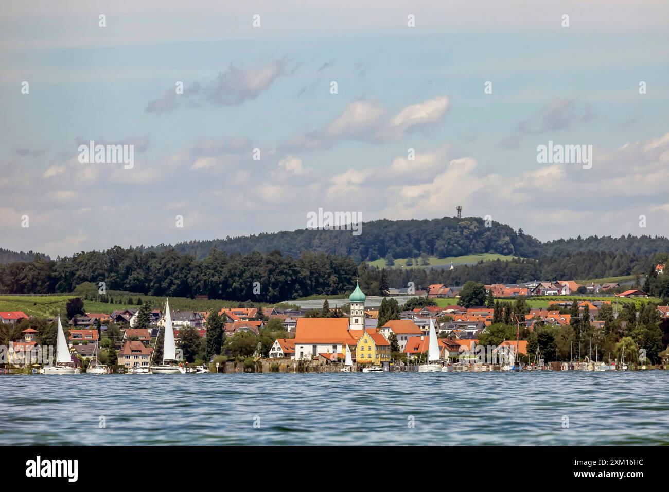 Stadtansicht von Wasserburg am Bodensse mit Kirche St. Georg. // 13.07.2024: Wasserburg, Bayern, Deutschland, Europa *** Vista città di Wasserburg am Bo Foto Stock