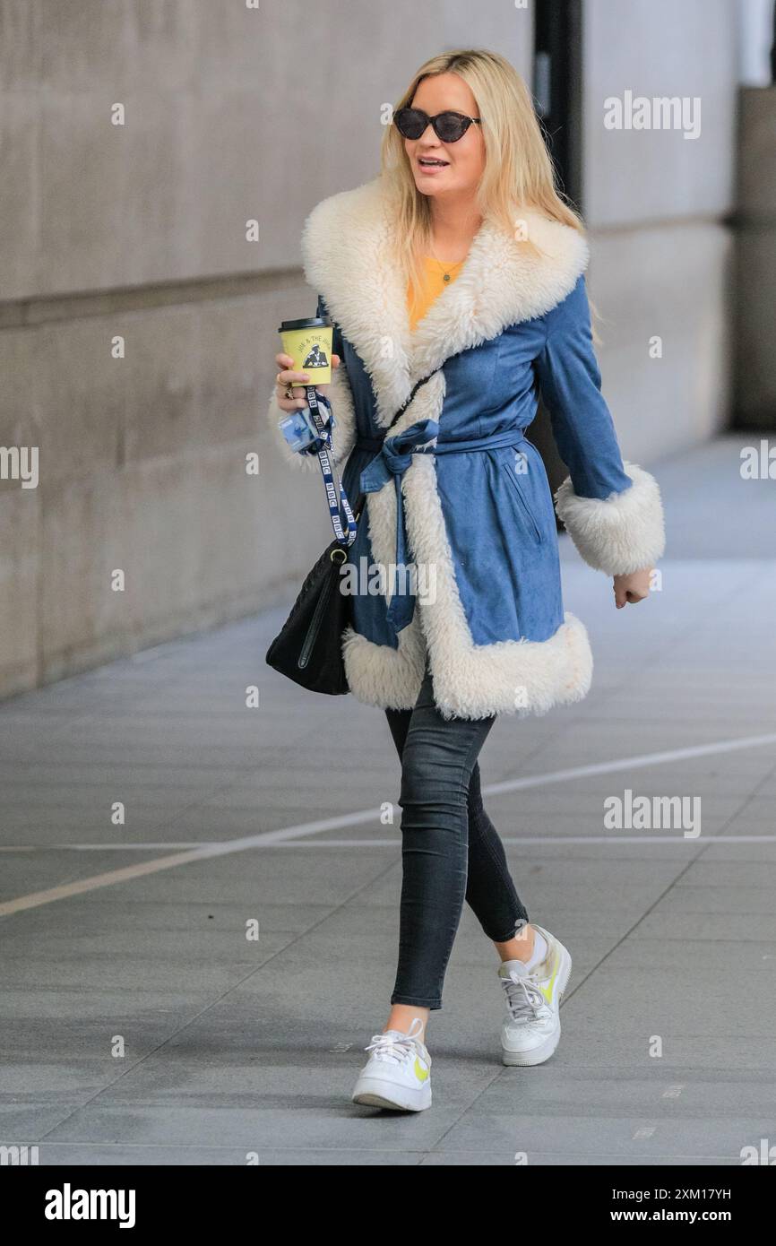 Laura Whitmore, personaggio mediatico irlandese, modella e presentatrice televisiva, cammina fuori, a tutta lunghezza, sorridente, vicino alla BBC a Londra, Regno Unito Foto Stock