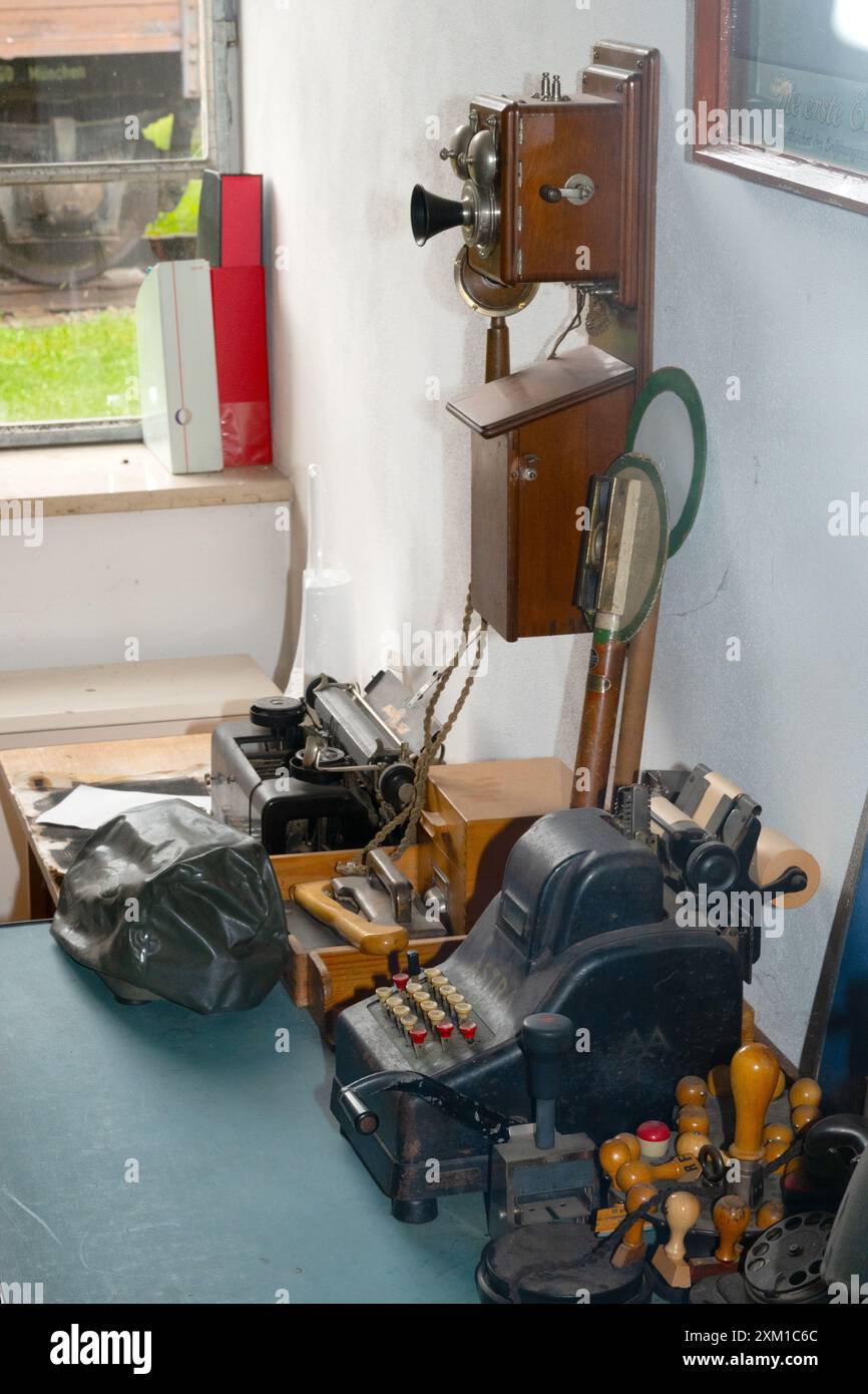 Vecchia casa del guardiano del treno con telefono a manovella nel Localbahnmuseum Bayerisch Eisenstein, bassa Baviera, Germania Foto Stock