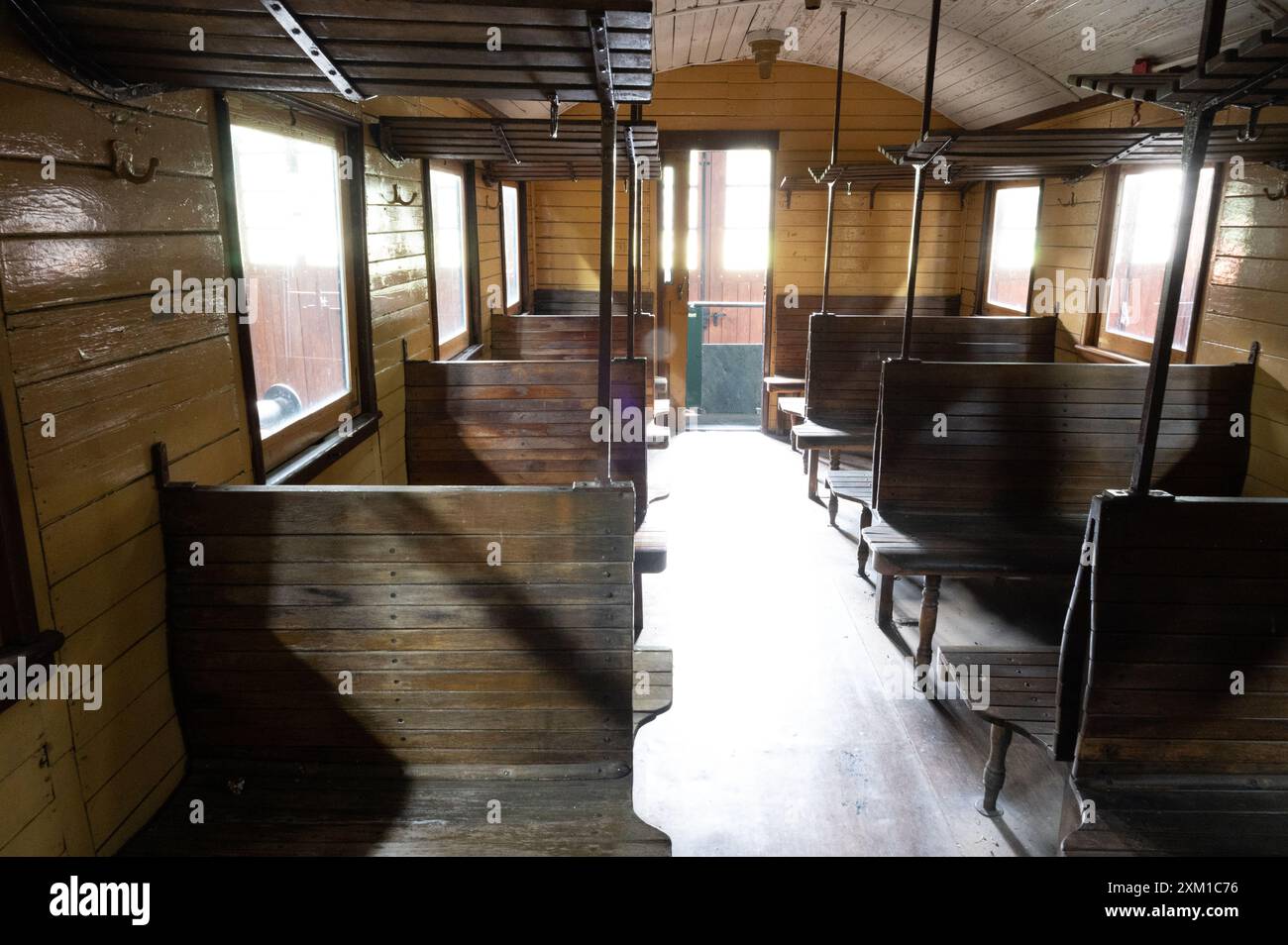 Vecchio pullman passeggeri con panche di legno, classe di legno, nel Localbahnmuseum Bayerisch Eisenstein, bassa Baviera, Germania Foto Stock