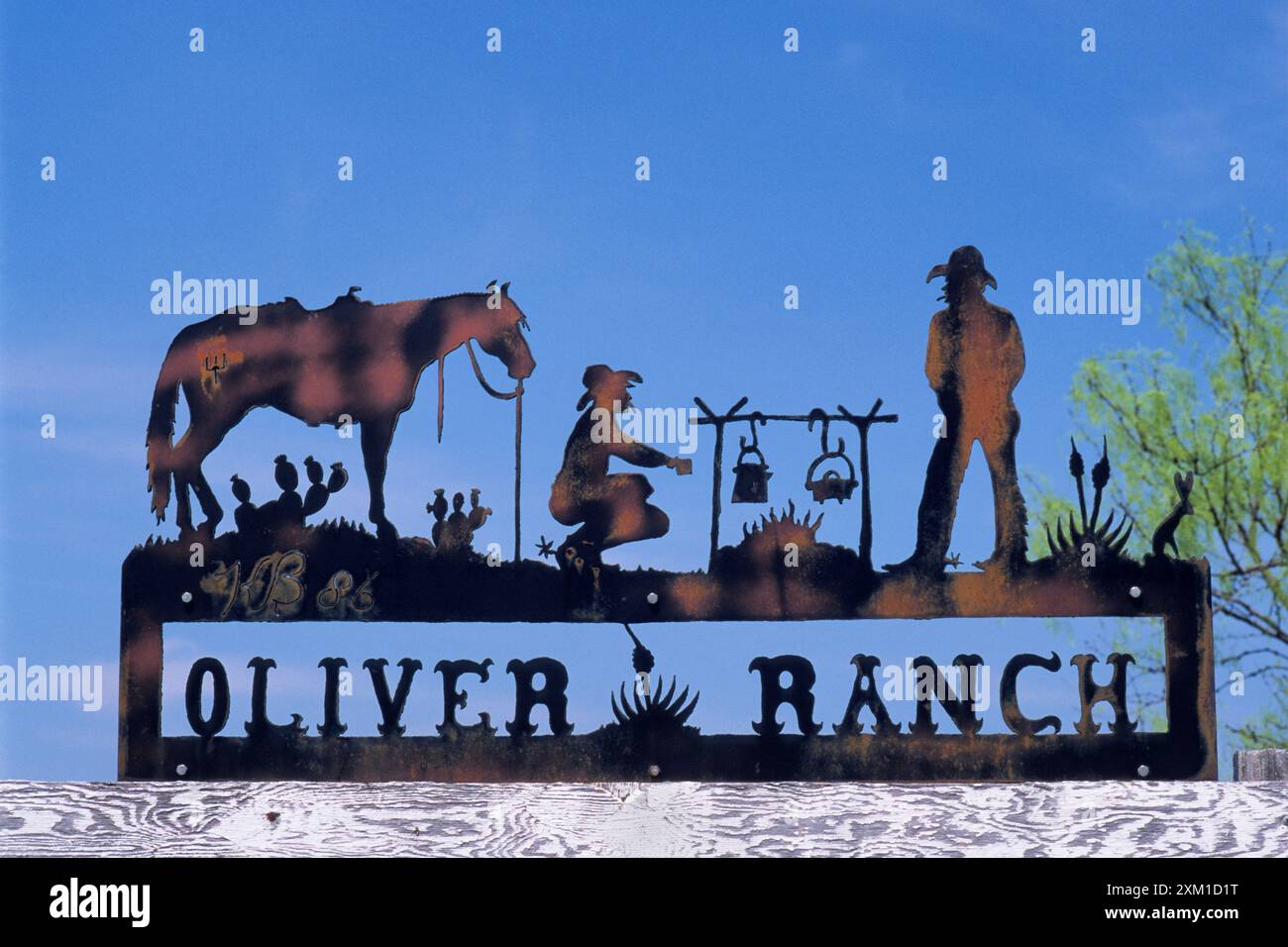 Cartello sentimentale in ferro battuto all'ingresso del ranch sulla F.M. 189 Road vicino a Sonora, nell'Edwards Plateau nella contea di Sutton, Texas, USA Foto Stock