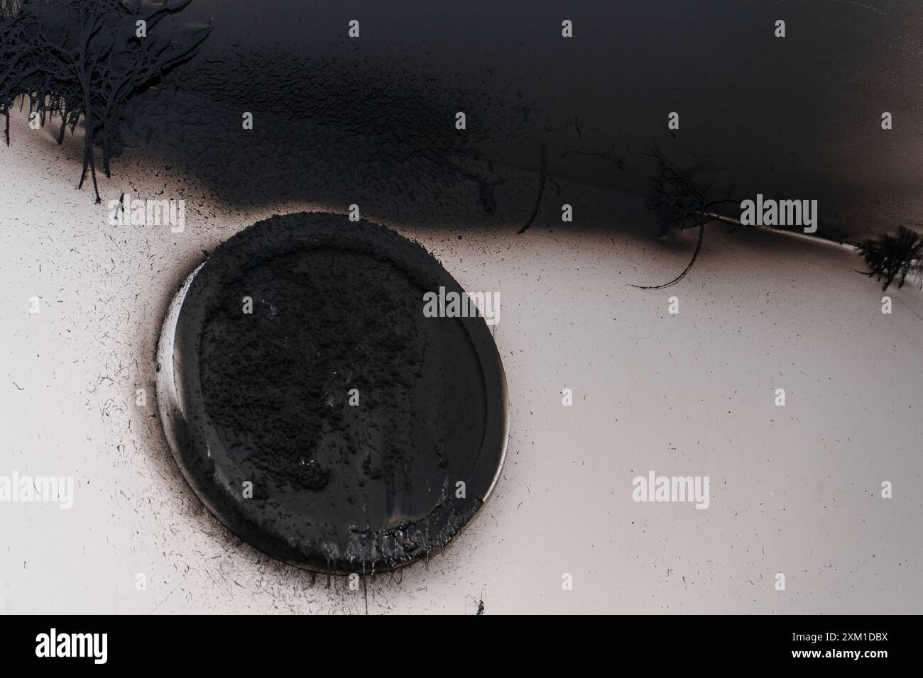 Lampada LED bruciata. Una lampada a paralume sulla parete dopo un incendio. Combustione spontanea e incendio in un edificio residenziale. Chiusura interna Foto Stock