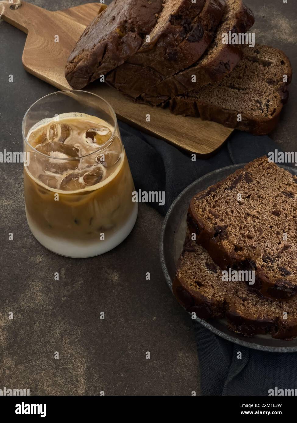 Caffè ghiacciato con torta di frutta a fette su sfondo scuro. Foto Stock