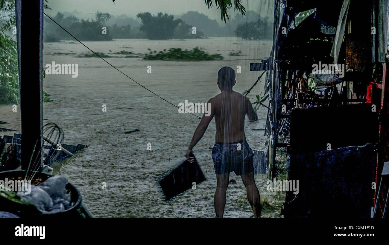 Quezon City, Filippine. 15 marzo 2021. La strada a Barangay Bagong Silangan si trasformò in un fiume a causa delle devastazioni del tifone carina nelle Filippine. (Credit Image: © EDD Castro/Pacific Press via ZUMA Press Wire) SOLO PER USO EDITORIALE! Non per USO commerciale! Foto Stock