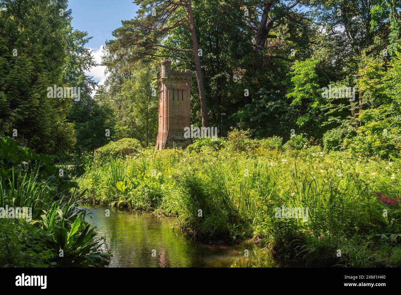 Upper Gardens, Bournemouth, Regno Unito - 10 luglio 2024: Il Bourne Stream e la Bournemouth Gardens Water Tower nei giardini classificati di grado II. Foto Stock