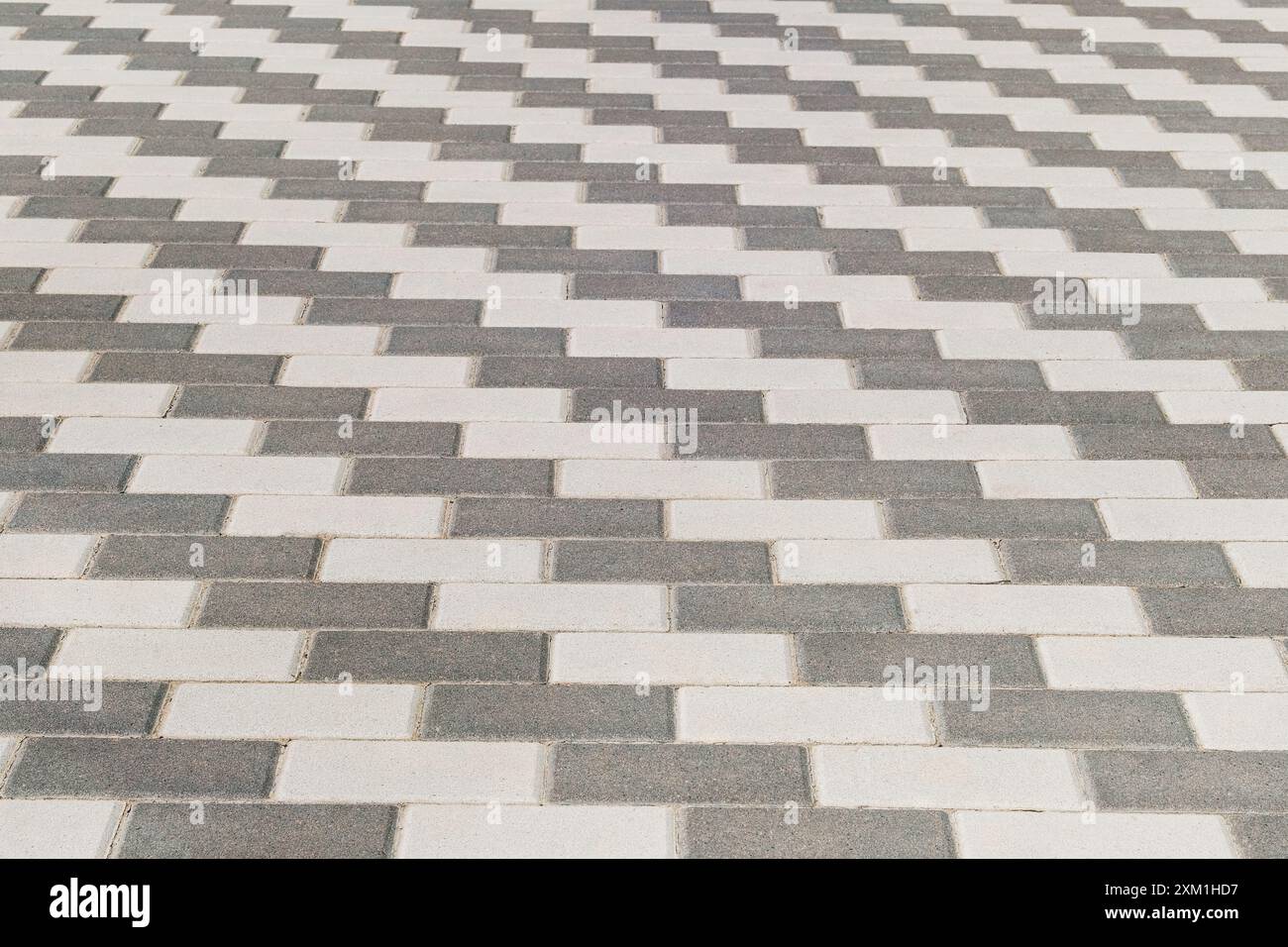 Lastra di pavimentazione grigia, sfondo. Zona pedonale in città di giorno. Foto Stock