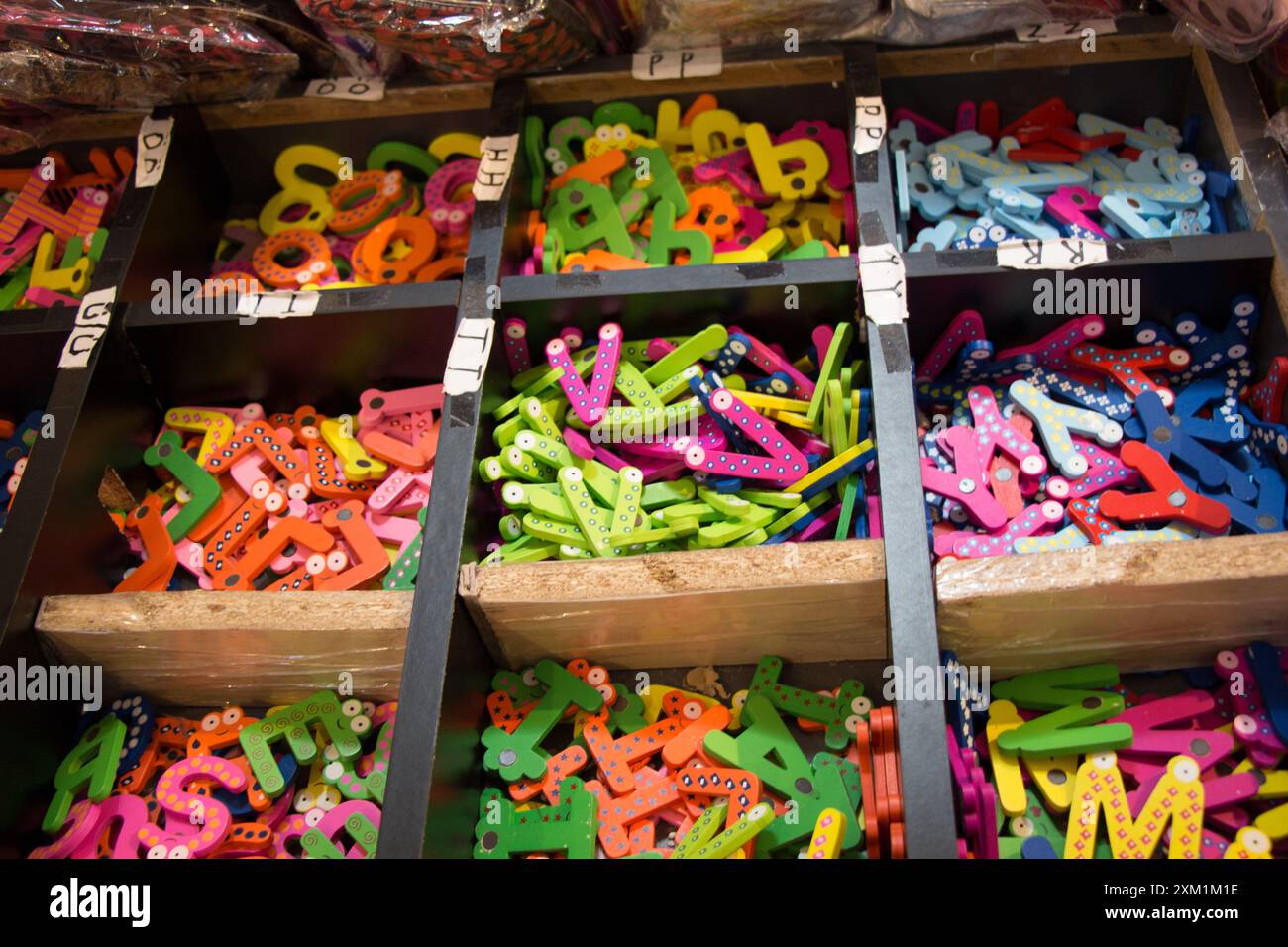 Alfabeto colorato lettera le icone in magazzino in vista Foto Stock