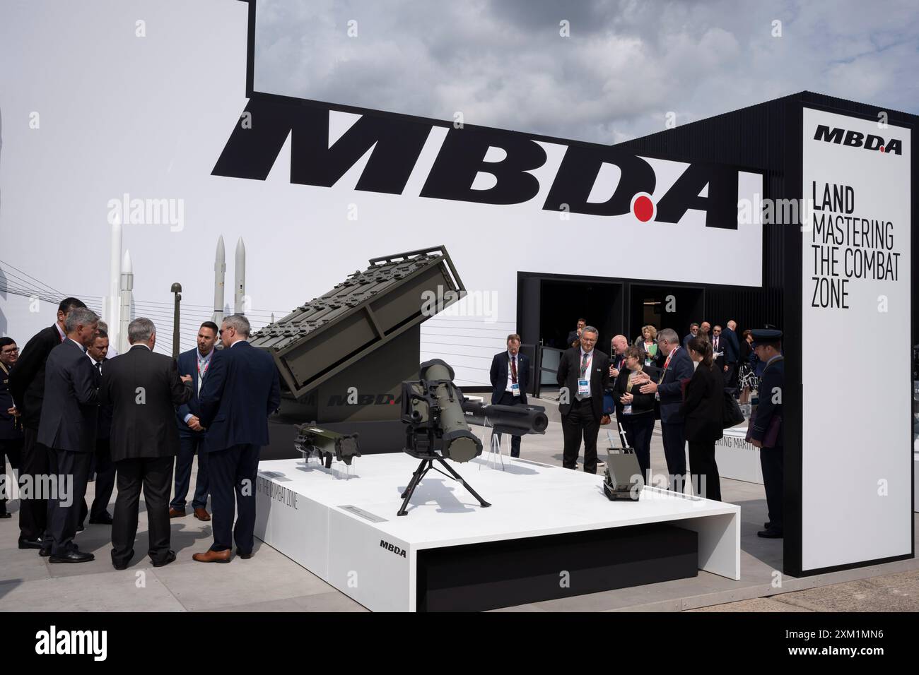 I visitatori ispezionano la tecnologia missilistica e di difesa presso il produttore di difesa MBDA durante il Farnborough International Airshow, il 24 luglio 2024, a Farnborough, Inghilterra. MBDA, con sede in Francia, è una multinazionale europea che sviluppa e produce missili. È stato creato nel dicembre 2001 dalla fusione delle principali società missilistiche francesi, britanniche e italiane: Matra, BAe Dynamics e Alenia. Foto Stock