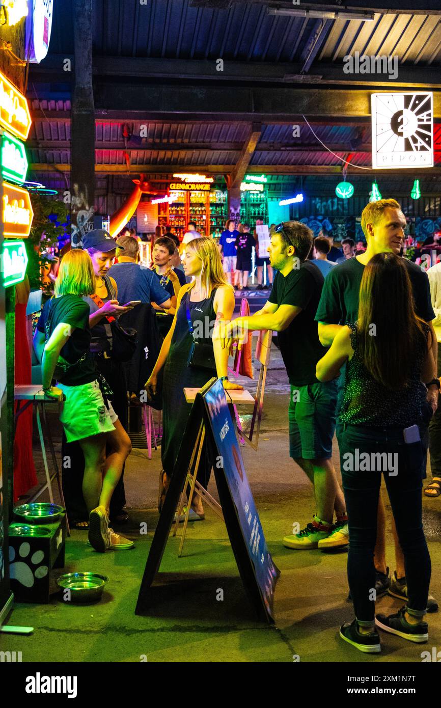 Mercato alimentare di Nocny (mercato notturno) all'interno delle ex piattaforme della stazione ferroviaria centrale, Varsavia, Polonia Foto Stock