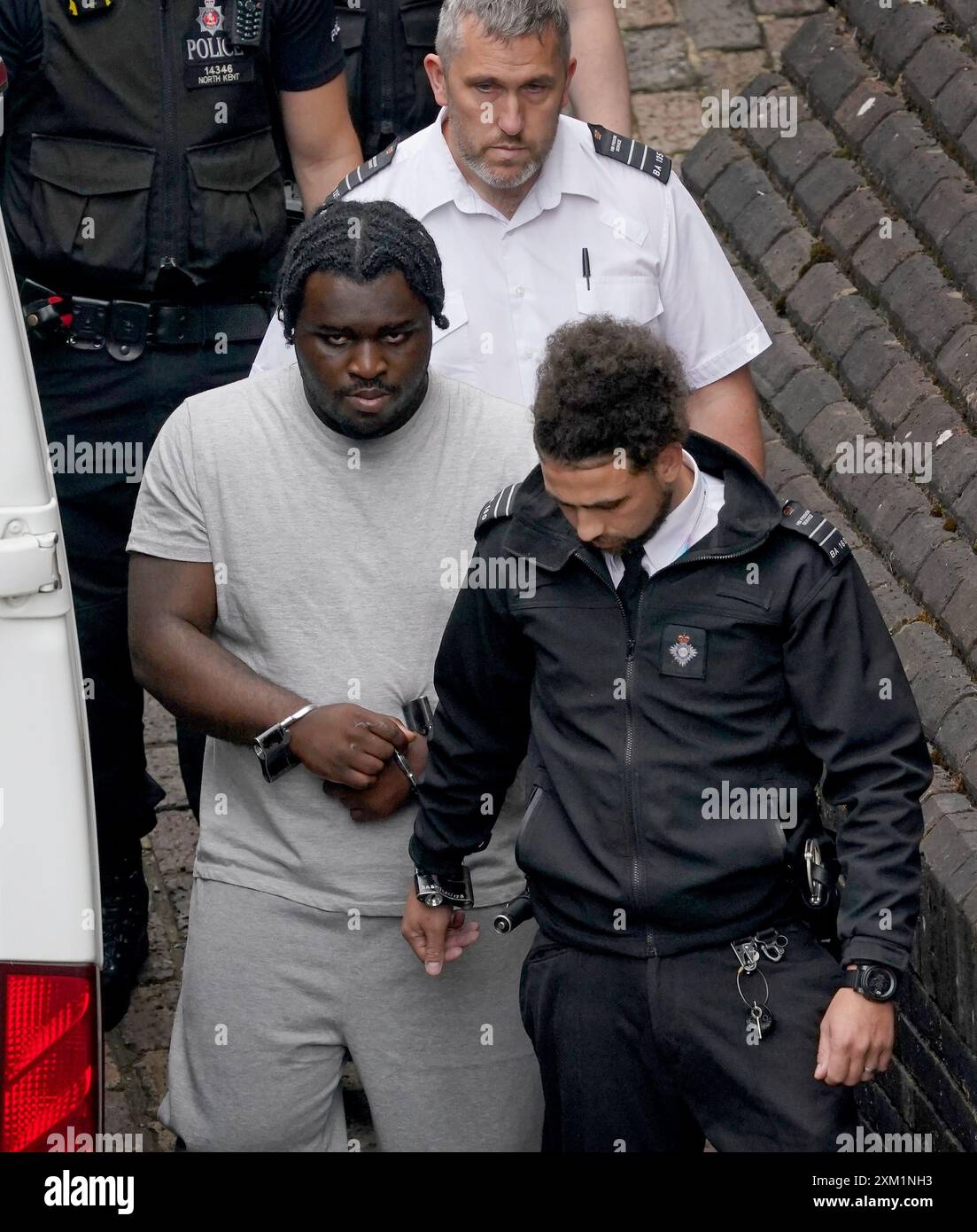 Anthony Esan lascia la Medway Magistrates' Court a Chatham, nel Kent, dove è accusato del tentato omicidio di un ufficiale dell'esercito martedì sera, vicino a Brompton Barracks, il quartier generale del 1 Royal School of Military Engineering Regiment dell'esercito britannico. Esan, che è stato arrestato vicino alla sua casa nella vicina Rochester, è stato anche accusato di possedere un'arma offensiva in un luogo pubblico. Data foto: Giovedì 25 luglio 2024. Foto Stock