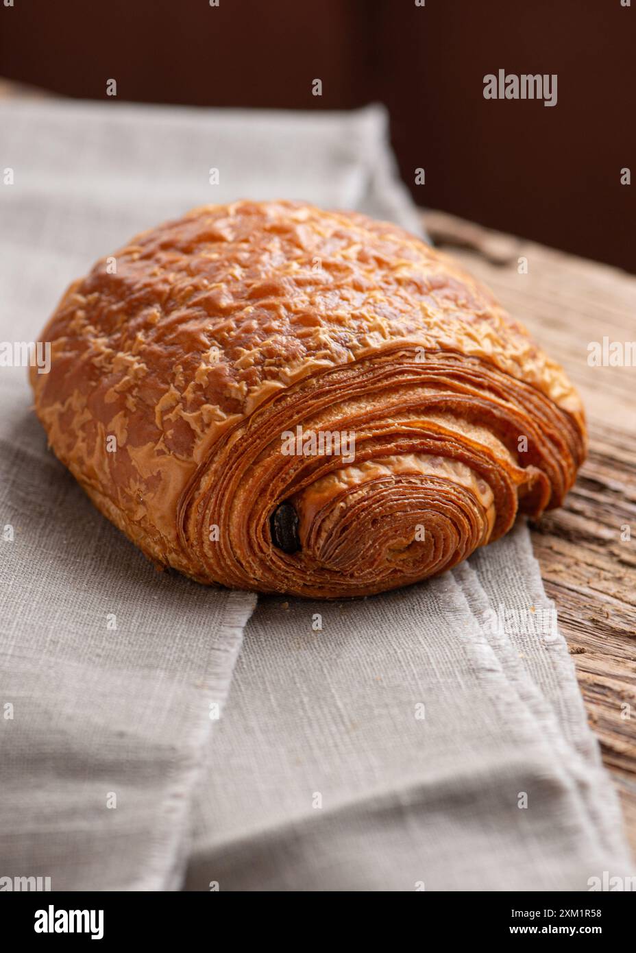 Panino al cioccolato appena sfornato. Pain au Chocolat. Foto Stock