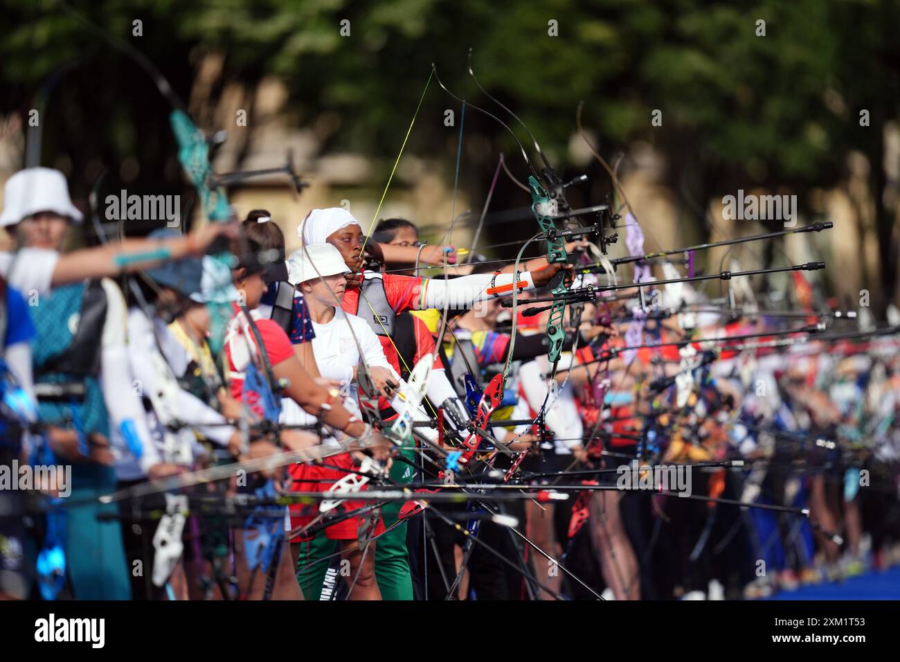 Arcieri durante le classifiche individuali femminili all'Esplanade des Invalides, Parigi. Data foto: Giovedì 25 luglio. Foto Stock