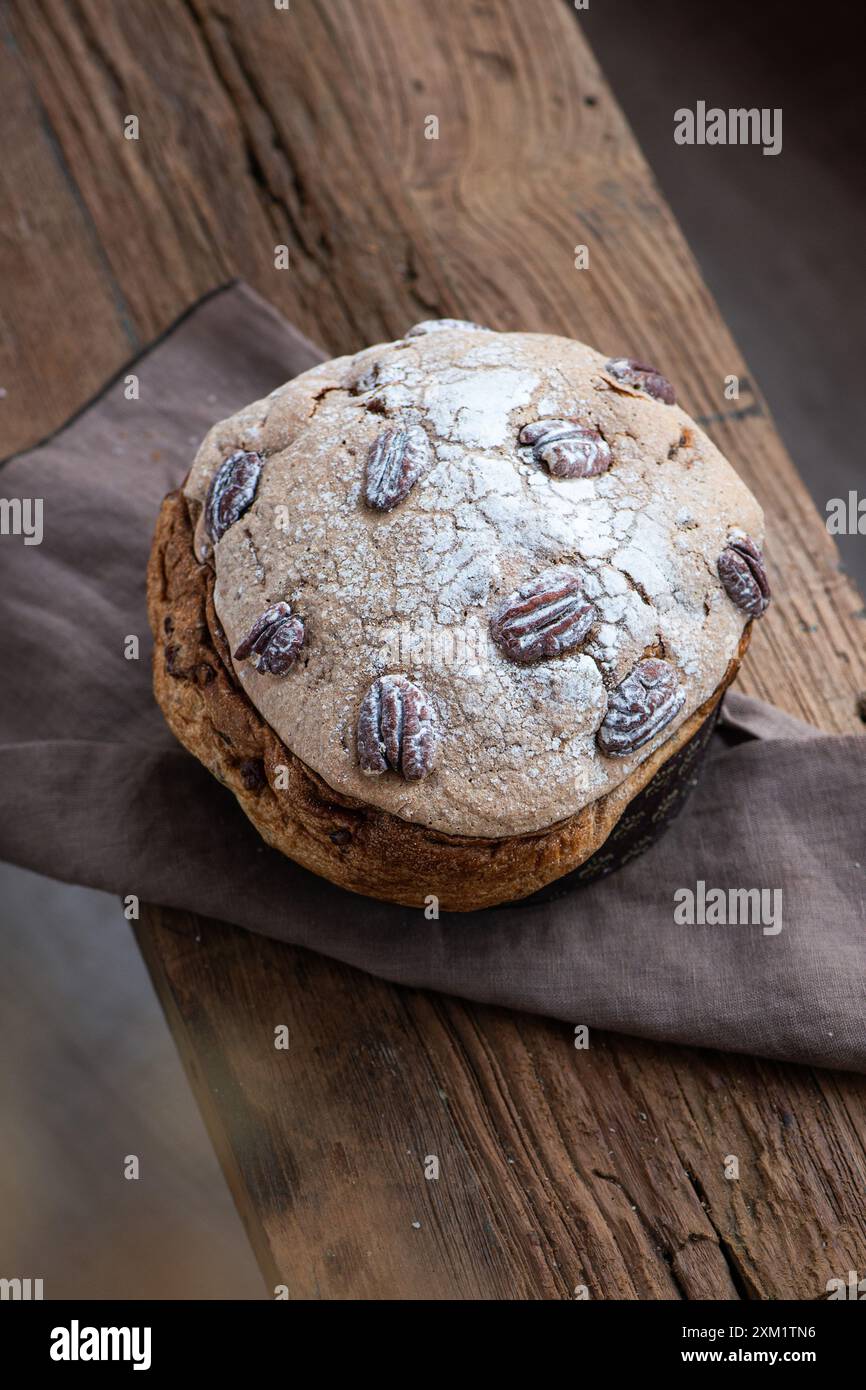 Torta classica al panettone. Torta di Natale. Foto Stock