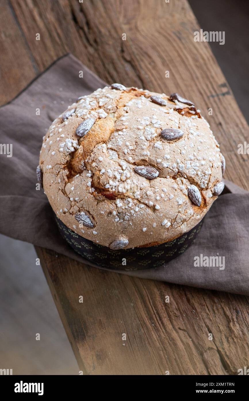 Torta classica al panettone. Torta di Natale. Foto Stock