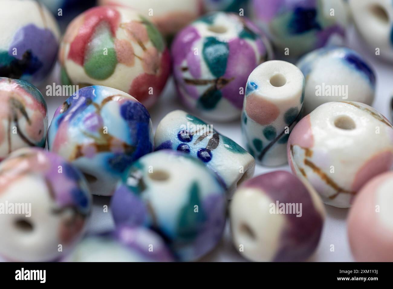 Perline di ceramica realizzate a mano e dipinte a mano Foto Stock