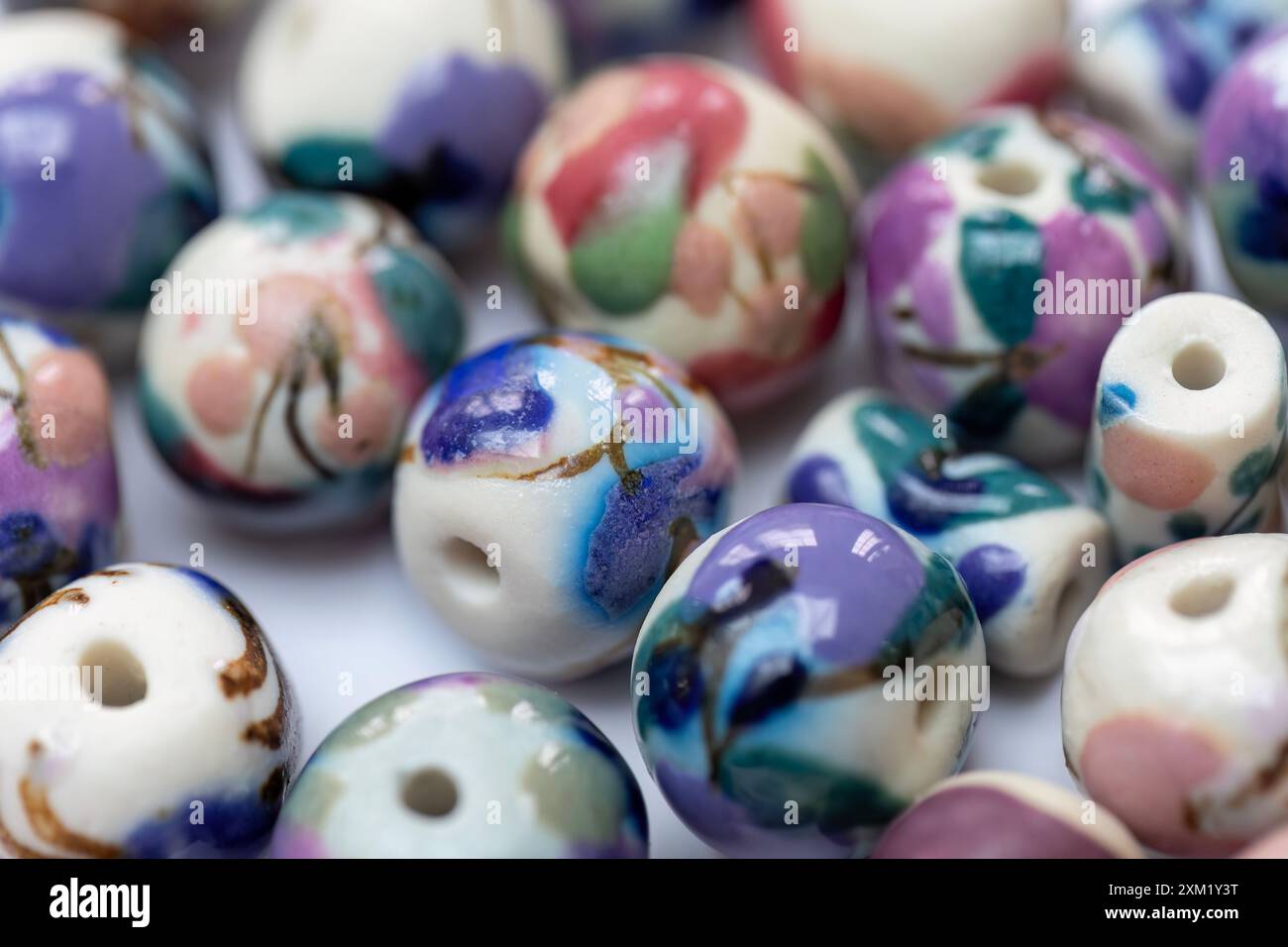 Perline di ceramica realizzate a mano e dipinte a mano Foto Stock