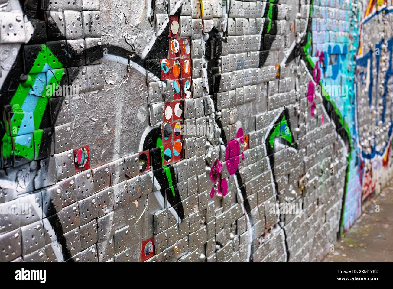 Parete ricoperta prevalentemente da graffiti d'argento, Londra Foto Stock