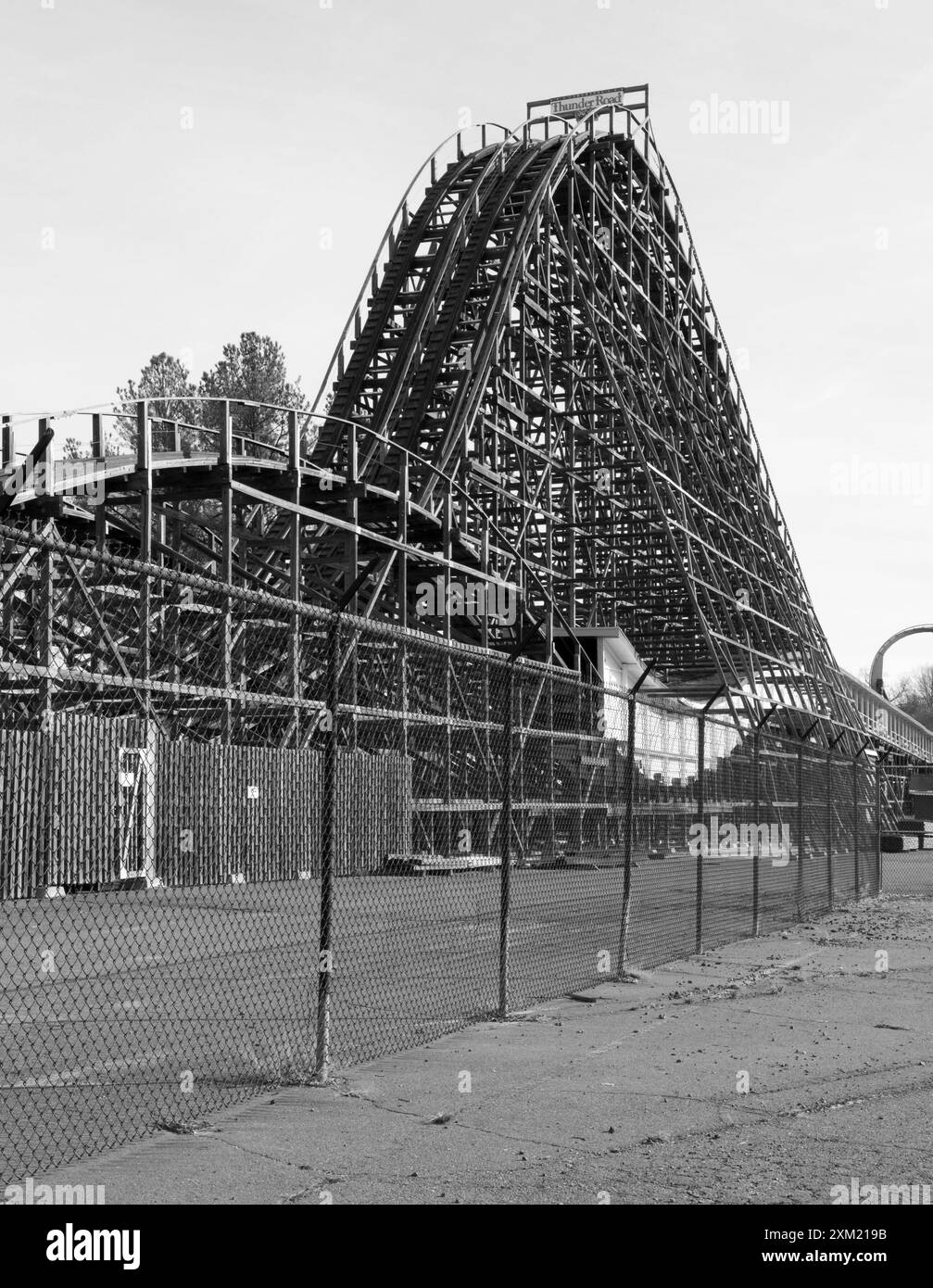 La storica Thunder Road, un gigantesco ottovolante in legno al parco divertimenti Carowinds. Chiuso il 26 luglio 2015. Foto Stock