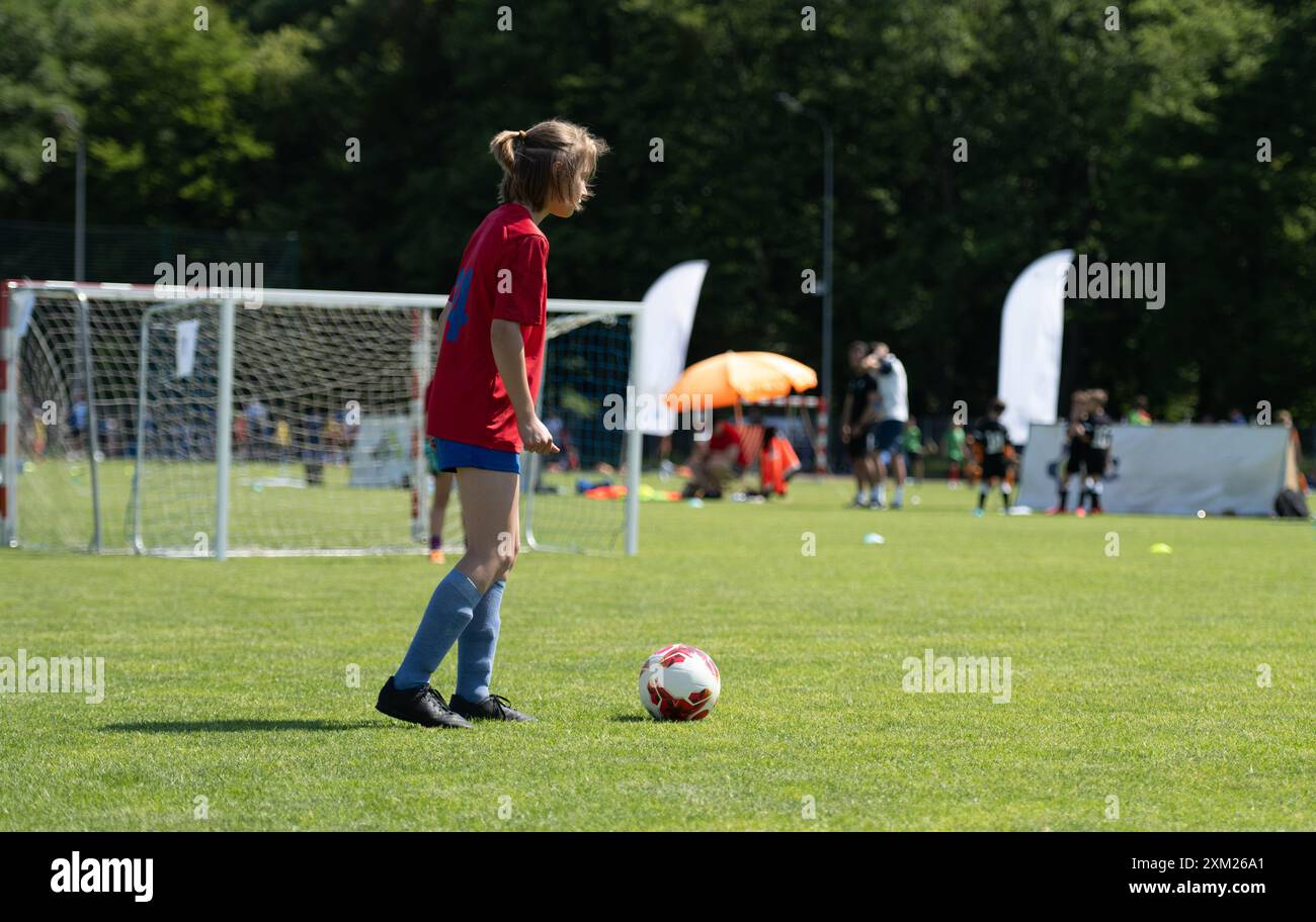 Il piccolo calciatore alla partita estiva mostra un grande potenziale Foto Stock