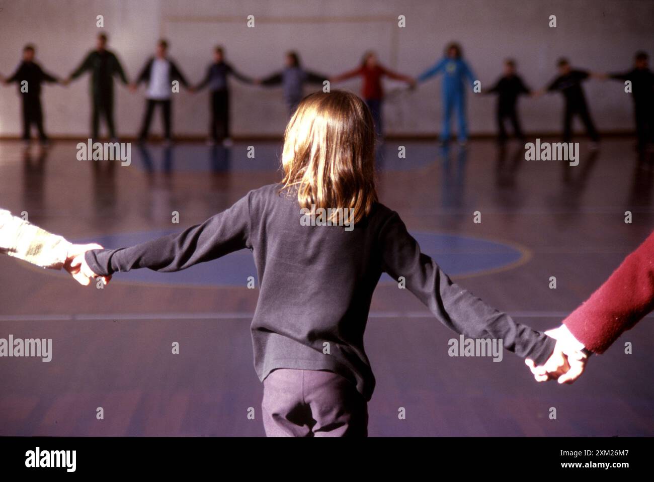 Italia, Pozzuoli - giornata internazionale dei bambini. I bambini ballano e cantano in una palestra scolastica Foto Stock