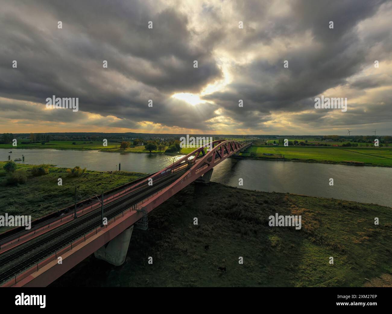 Un pittoresco tramonto sull'Arco Anseatico a Zwolle, nei Paesi Bassi. Il cielo spettacolare, pieno di nuvole minacciose, crea una scena affascinante. Foto Stock