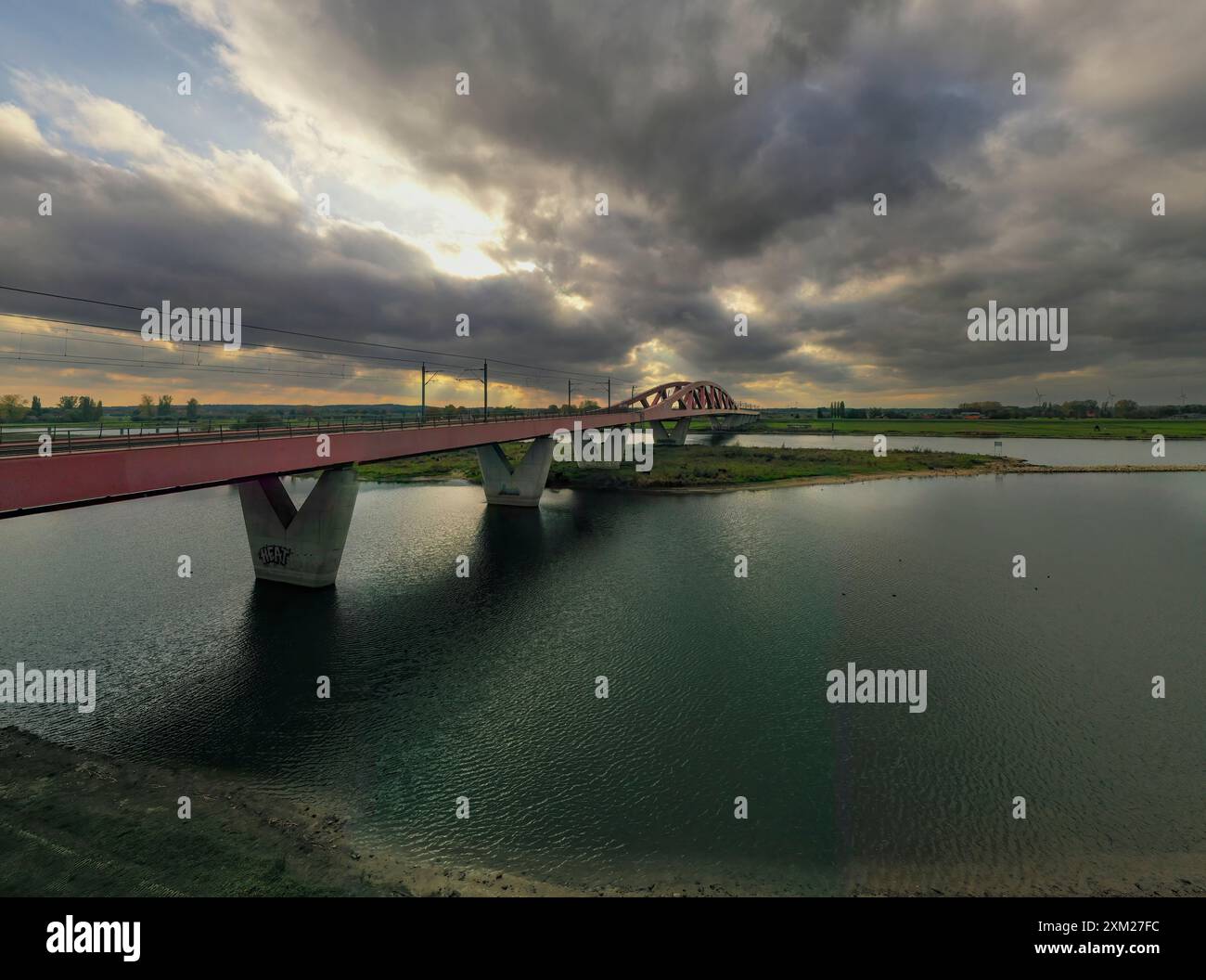 Un pittoresco tramonto sull'Arco Anseatico a Zwolle, nei Paesi Bassi. Il cielo spettacolare, pieno di nuvole minacciose, crea una scena affascinante. Foto Stock