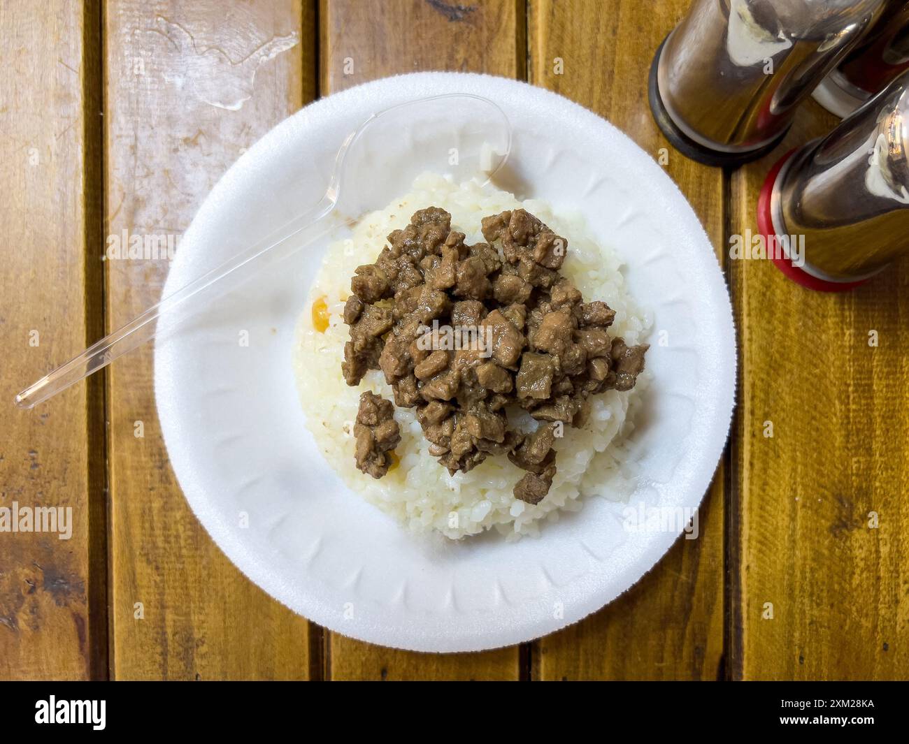Riso con carne arrosto e ceci su tavola di legno Foto Stock