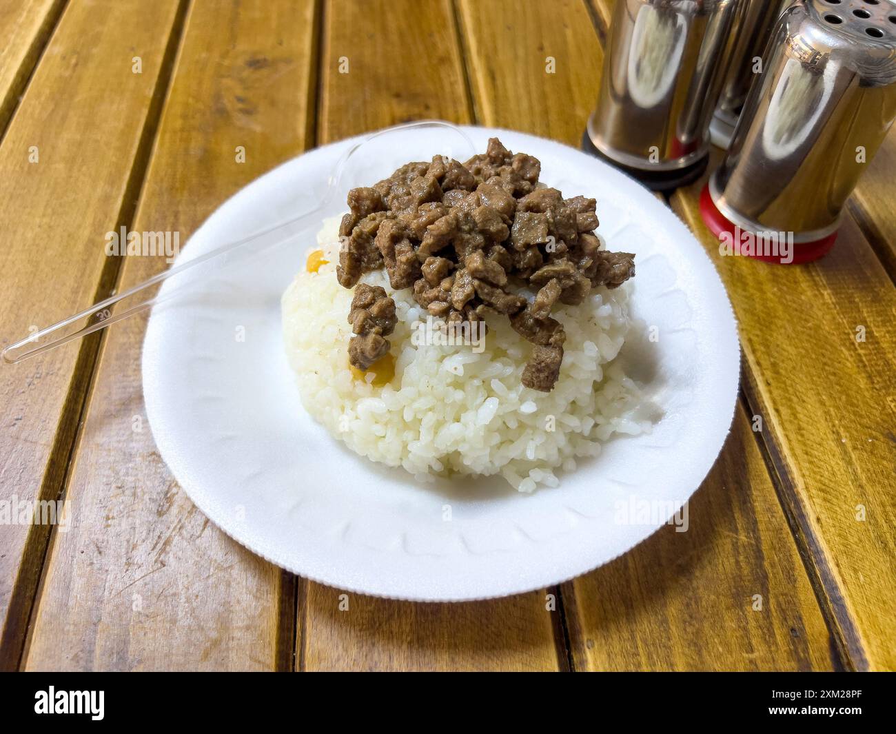 Riso con carne arrosto e ceci su tavola di legno Foto Stock