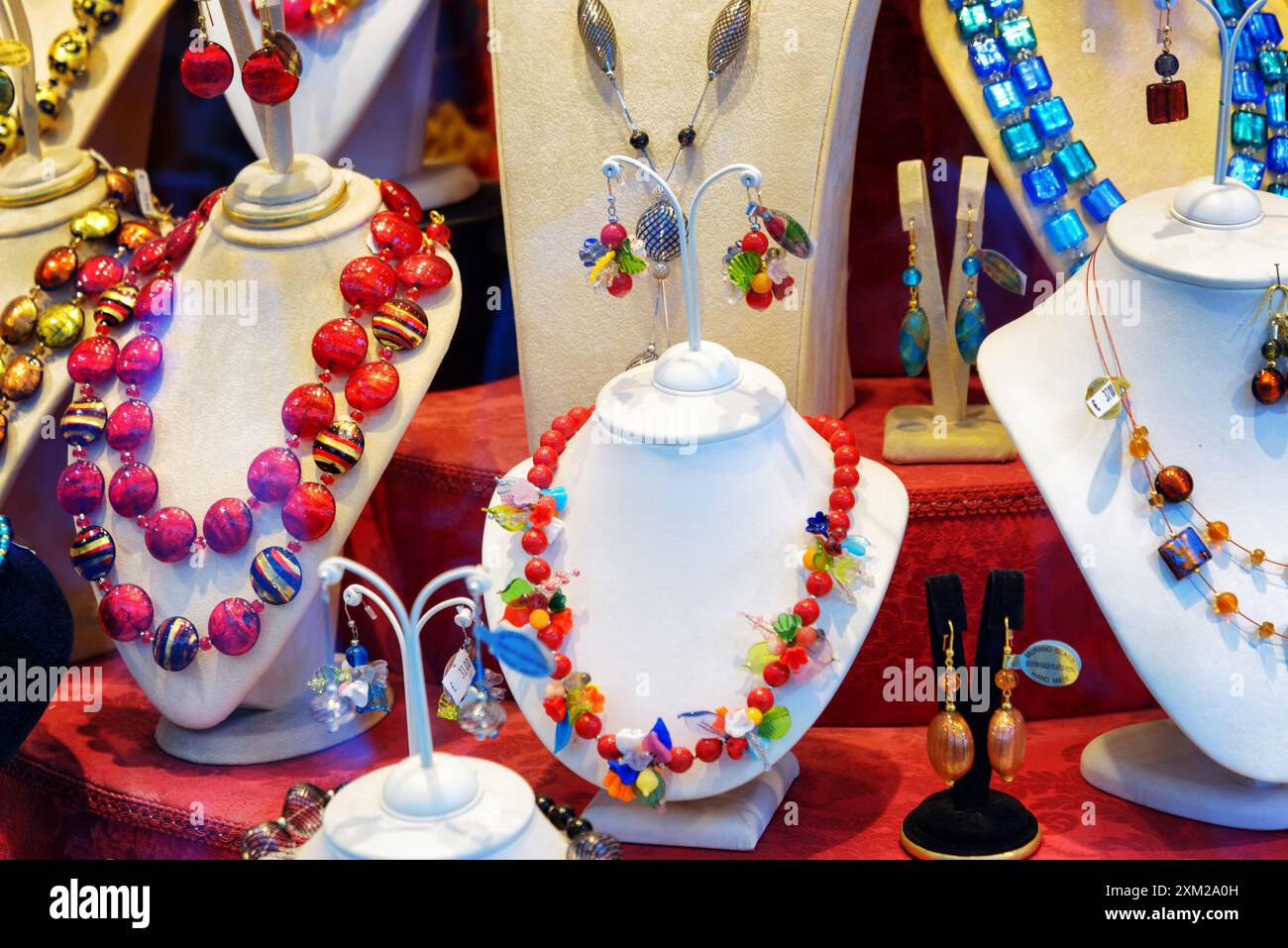 Gioielli colorati in vetro di Murano in vetrina, Venezia, Ital Foto Stock