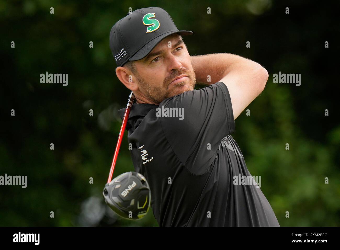 25 luglio 2024; JCB Golf & amp; Country Club, Rocester, Uttoxeter, Inghilterra; LIV UK Golf League, Pro-Am Day; Louis Oosthuizen dello Stinger GC gioca dal quindicesimo tee durante il giovedì Pro-Am Foto Stock