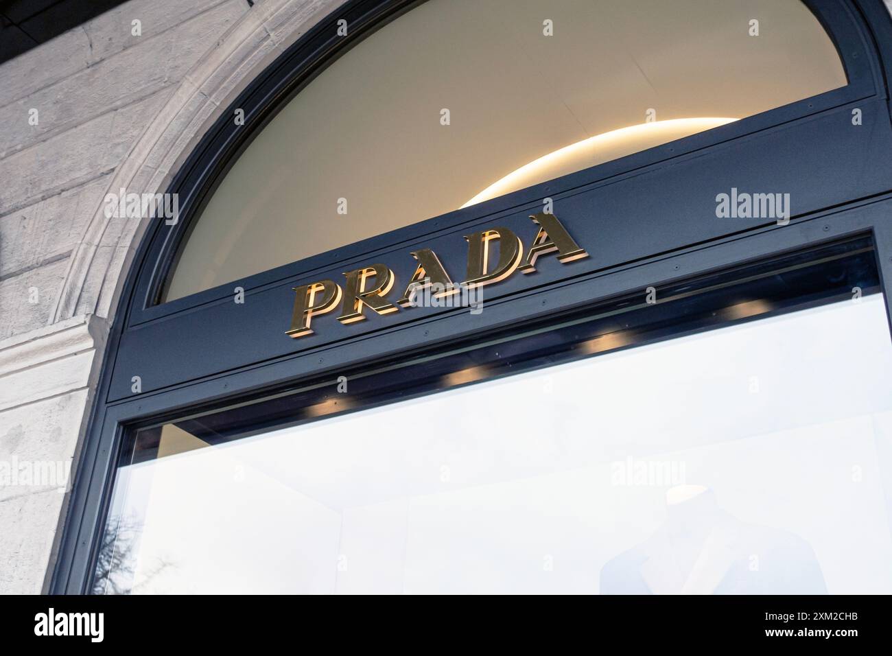 Ginevra, Svizzera - 14 gennaio 2023: Logo del negozio Prada. Prada è una casa di moda di lusso italiana. Foto Stock