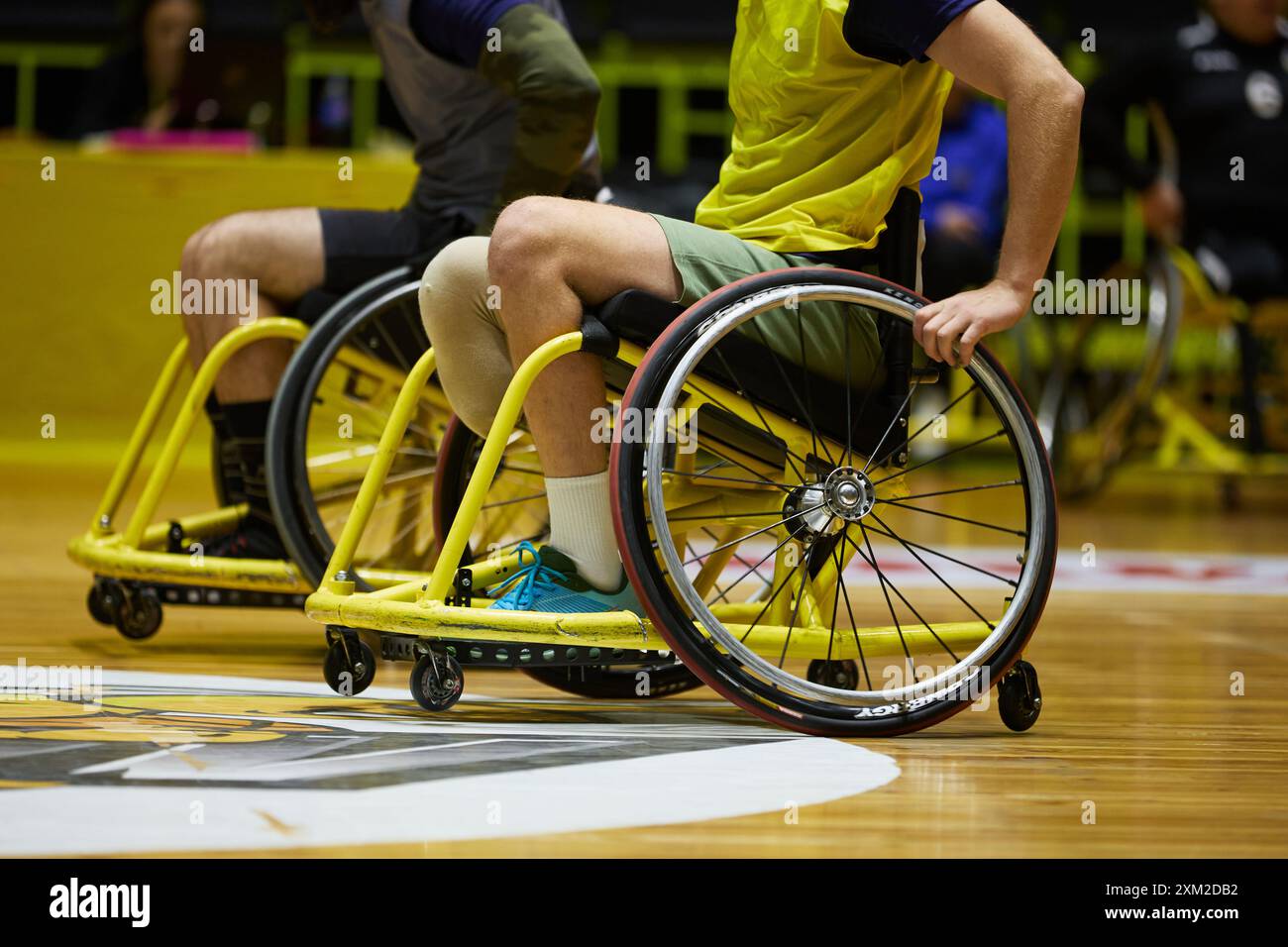 Gli atleti con arti amputati giocano a basket adattivo su sedia a rotelle. Kiev - 12 dicembre 2023 Foto Stock