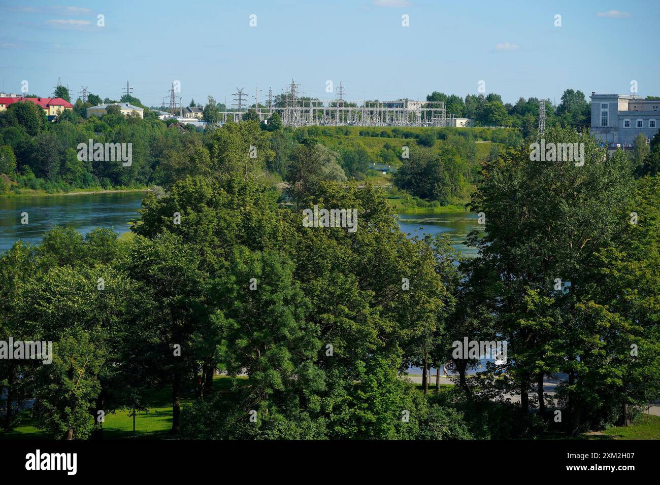 Varsavia, Polonia. 24 luglio 2024. Una stazione di trasformazione con linee elettriche è visibile a Ivangorod, Russia, attraverso il fiume Narva a Narva, Estonia, il 24 luglio 2024. Le autorità estoni hanno chiuso il ponte che collega Russia ed Estonia per tutto il traffico in entrata. Il ponte di Narva è ora uno degli ultimi posti in cui i visitatori possono entrare direttamente in Russia poiché il traffico aereo verso il paese ha cessato di esistere. (Foto di Jaap Arriens/Sipa USA) credito: SIPA USA/Alamy Live News Foto Stock