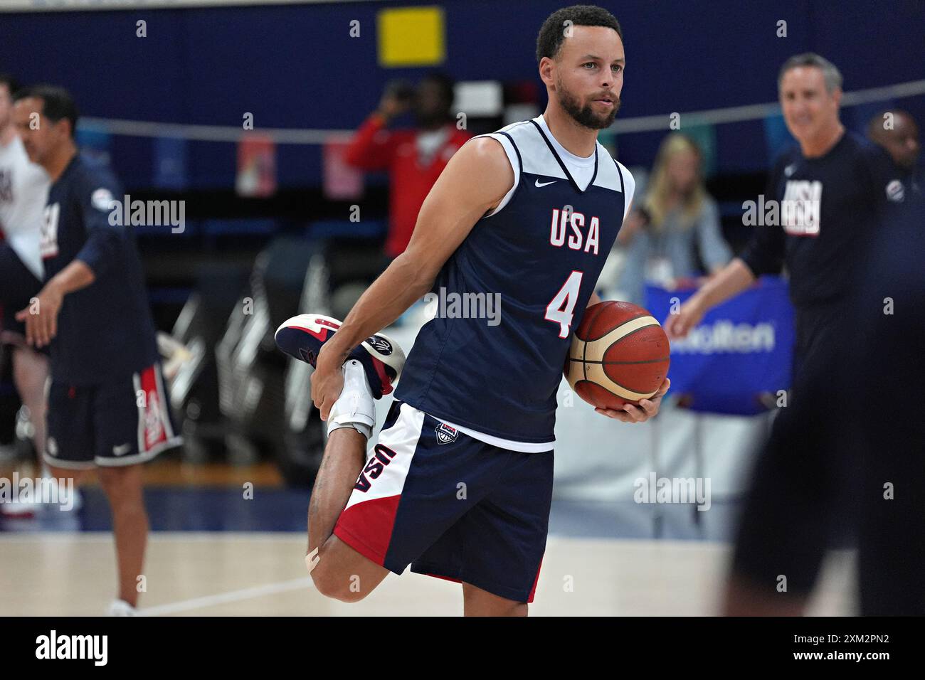 Parigi, Francia. 25 luglio 2024. Steph Curry, 4°, del Team USA, partecipa agli esercizi di stretching durante le esercitazioni di pallacanestro maschile presso il Marcel Cretan Sports Center di Parigi, Francia, giovedì 25 luglio 2024. La cerimonia di apertura si svolge il 26 luglio, 100 anni dopo che Parigi ha ospitato l'ultima volta le partite. Foto di Richard Ellis/UPI credito: UPI/Alamy Live News Foto Stock