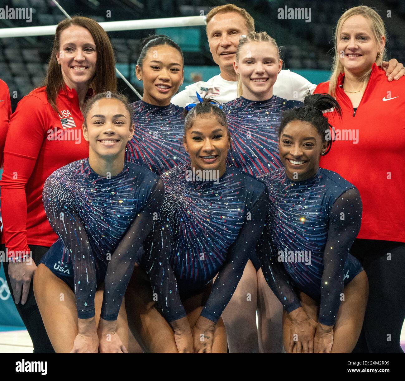 Parigi, Francia. 25 luglio 2024. La squadra di ginnastica artistica delle Olimpiadi USA posa per le foto con i suoi allenatori dopo una sessione di allenamento presso la Bercy Arena di Parigi, Francia, giovedì 25 luglio 2024. L-R: Hezly Rivers, Sunisa Lee, Jordan Chiles, Jade Carey e Simone Biles. I Giochi Olimpici estivi iniziano con la cerimonia di apertura il 26 luglio, 100 anni dopo l'ultima volta che Parigi ha ospitato i giochi. Foto di Pat Benic/UPI credito: UPI/Alamy Live News Foto Stock