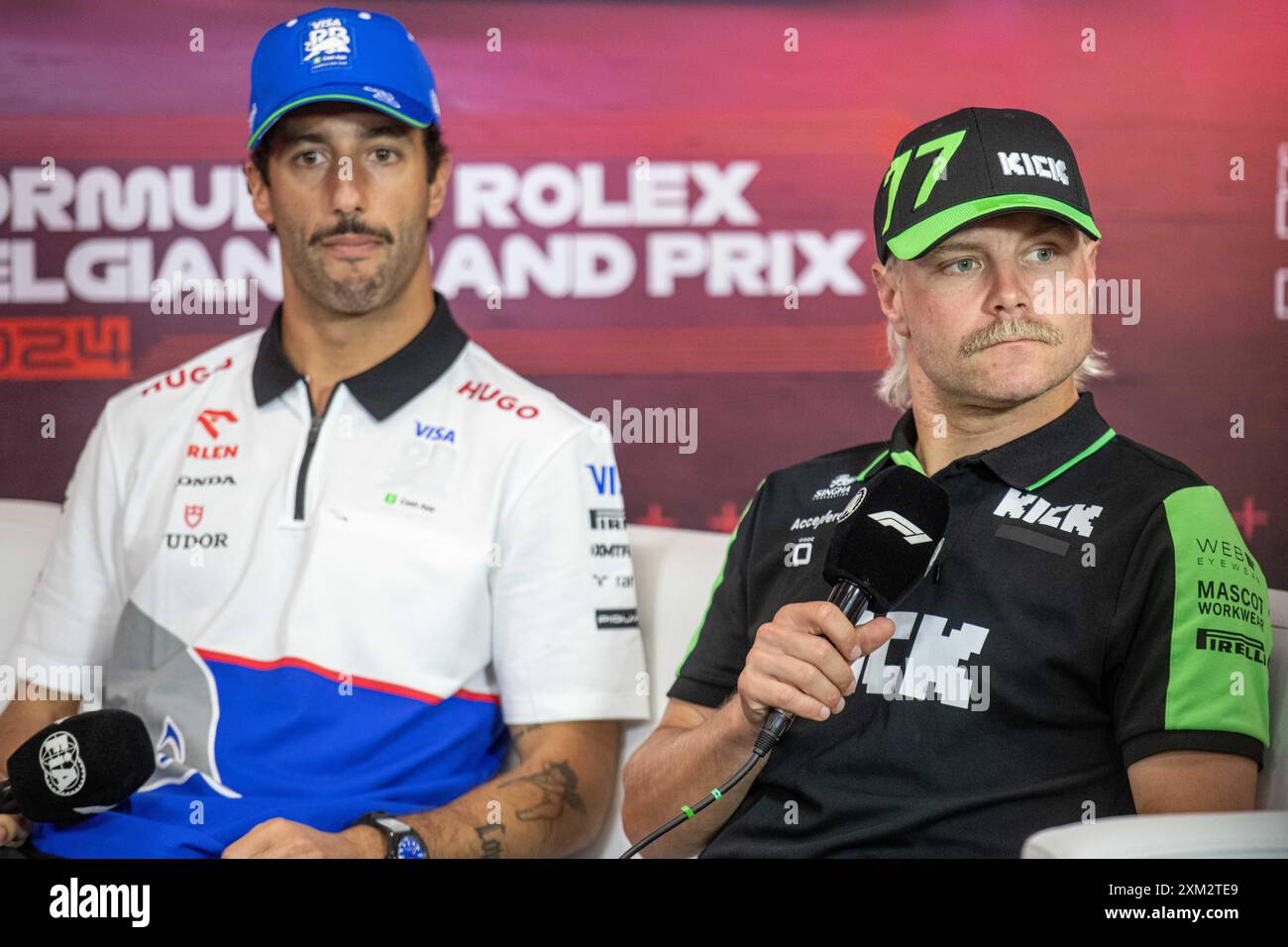 Spa, Belgio. 25 luglio 2024. Scuderia AlphaTauri pilota australiano Daniel Ricciardo e Alfa Romeo F1 Team Orlen pilota finlandese Valtteri Bottas sono visti durante una conferenza stampa in vista della gara del Gran Premio di F1 del Belgio, a Spa-Francorchamps, giovedì 25 luglio 2024. Il Gran Premio di Formula 1 di Spa-Francorchamps si svolge questo fine settimana, dal 25 al 28 luglio. BELGA FOTO JONAS ROOSENS credito: Belga News Agency/Alamy Live News Foto Stock