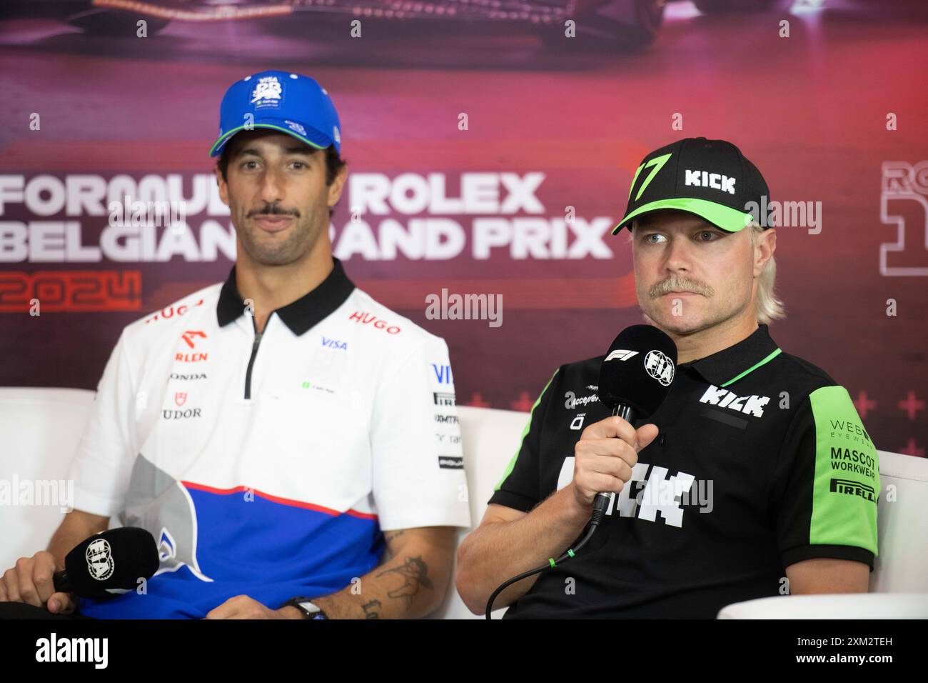 Spa, Belgio. 25 luglio 2024. Scuderia AlphaTauri pilota australiano Daniel Ricciardo e Alfa Romeo F1 Team Orlen pilota finlandese Valtteri Bottas sono visti durante una conferenza stampa in vista della gara del Gran Premio di F1 del Belgio, a Spa-Francorchamps, giovedì 25 luglio 2024. Il Gran Premio di Formula 1 di Spa-Francorchamps si svolge questo fine settimana, dal 25 al 28 luglio. BELGA FOTO JONAS ROOSENS credito: Belga News Agency/Alamy Live News Foto Stock