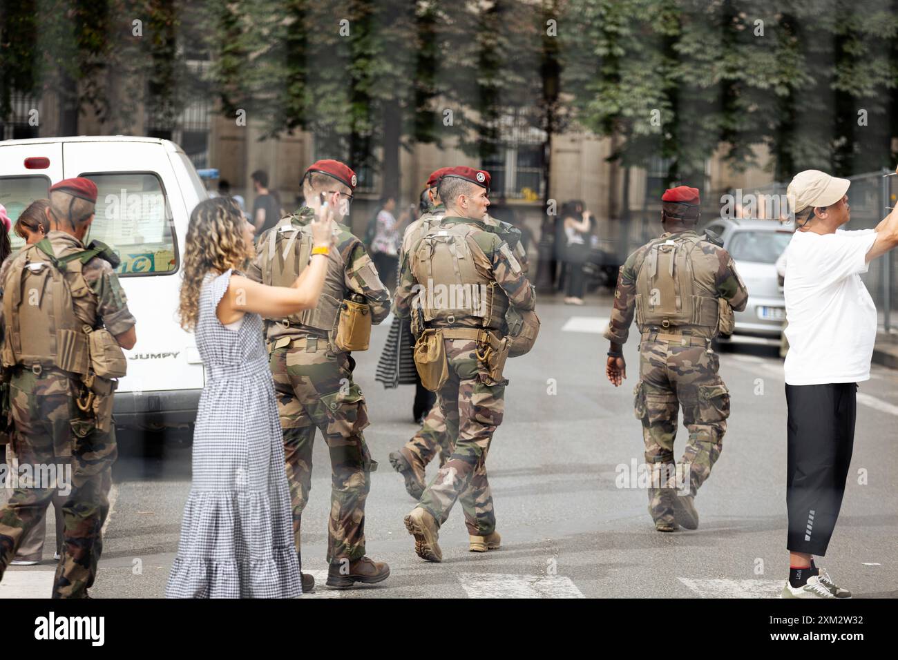La squadra vigipirata pattuglia le strade vicino alla cattedrale di Notre-Dame, all'interno del perimetro di sicurezza per l'apertura delle Olimpiadi di Parigi. Pochi giorni prima dell'inaugurazione senza precedenti dei Giochi Olimpici di Parigi, che si svolgeranno lungo i 6 chilometri della Senna, la città della luce è in fase di metamorfosi. Le ringhiere sono state erette intorno al perimetro molto ristretto dell'area dove si svolgerà la cerimonia di apertura, in modo da poter vedere strade completamente vuote, così come le terrazze di caffè e ristoranti. (Foto di Telmo Pinto/SOPA Images/Sipa USA) Foto Stock