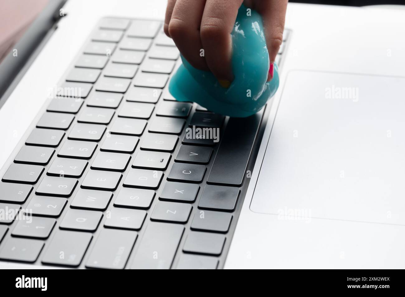 Cleangel per la tastiera del computer nella vista ravvicinata Foto Stock