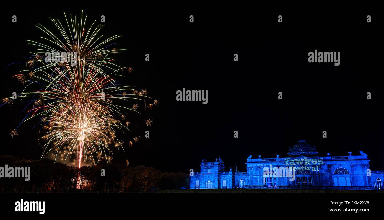 Celebrazione serale di Guy Fawkes con fuochi d'artificio alla residenza signorile di Gosford House, East Lothian, Scozia, Regno Unito Foto Stock