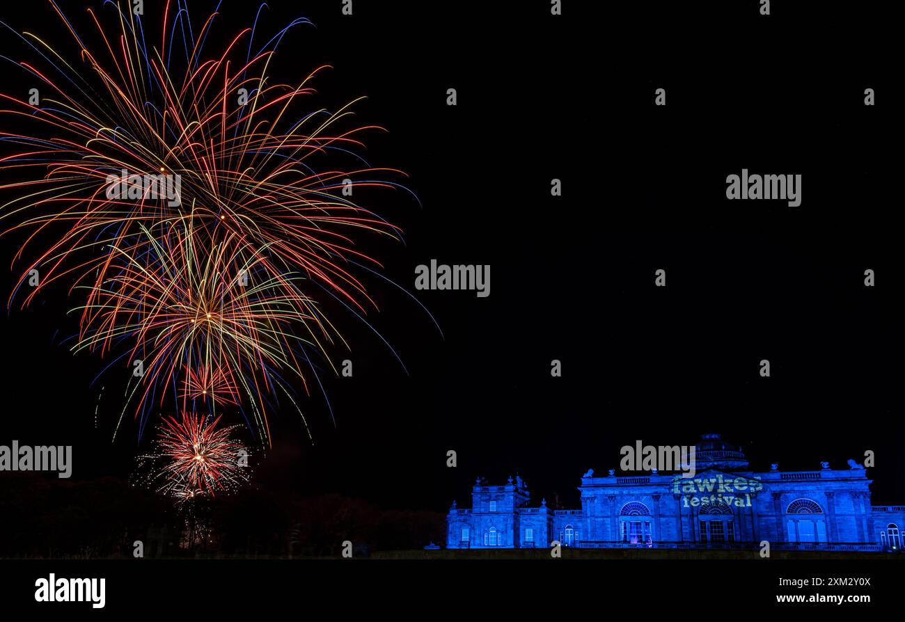 Celebrazione serale di Guy Fawkes con fuochi d'artificio alla residenza signorile di Gosford House, East Lothian, Scozia, Regno Unito Foto Stock