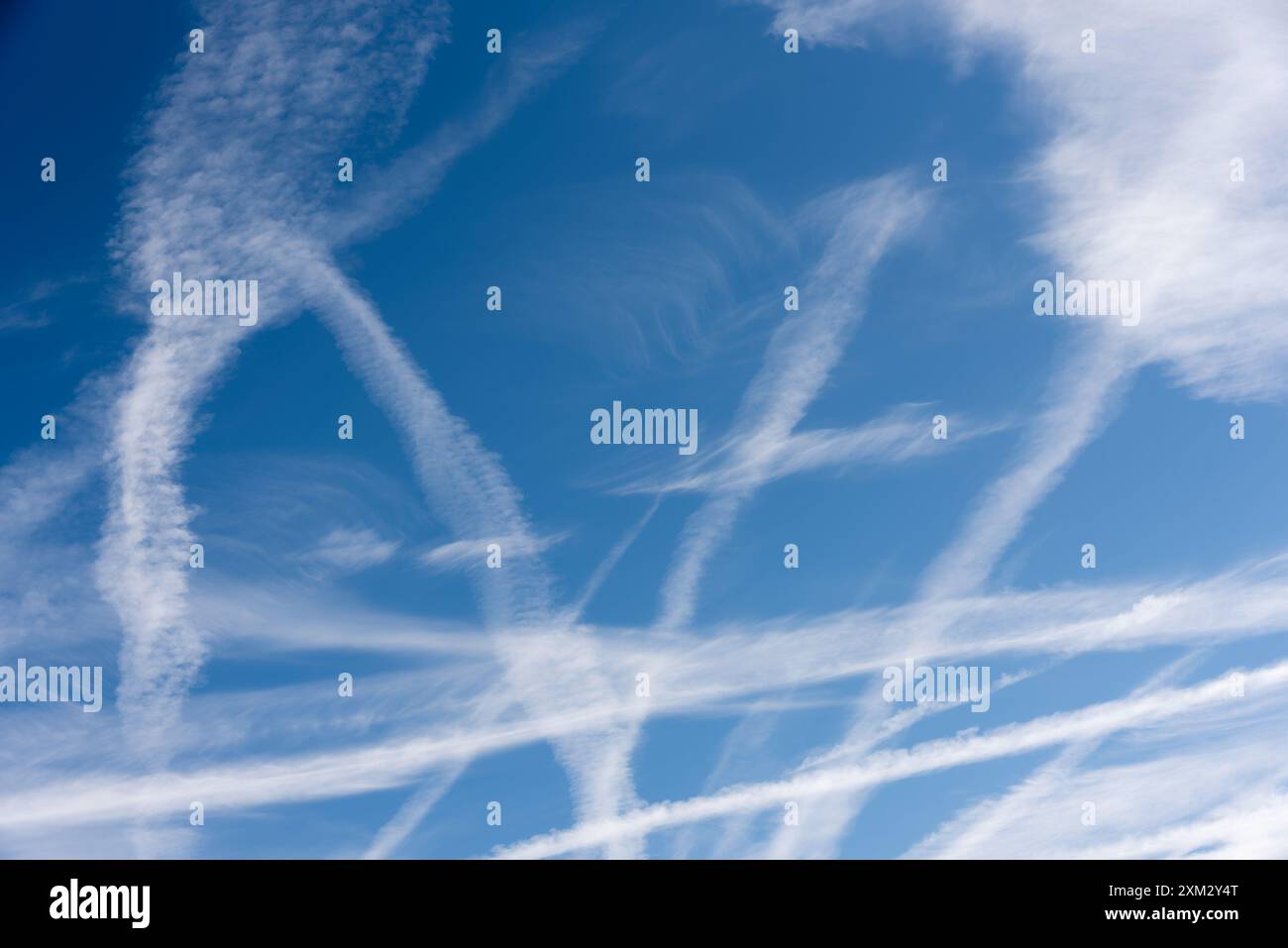 Un gran numero di aerei contrasta con un cielo blu, Regno Unito Foto Stock