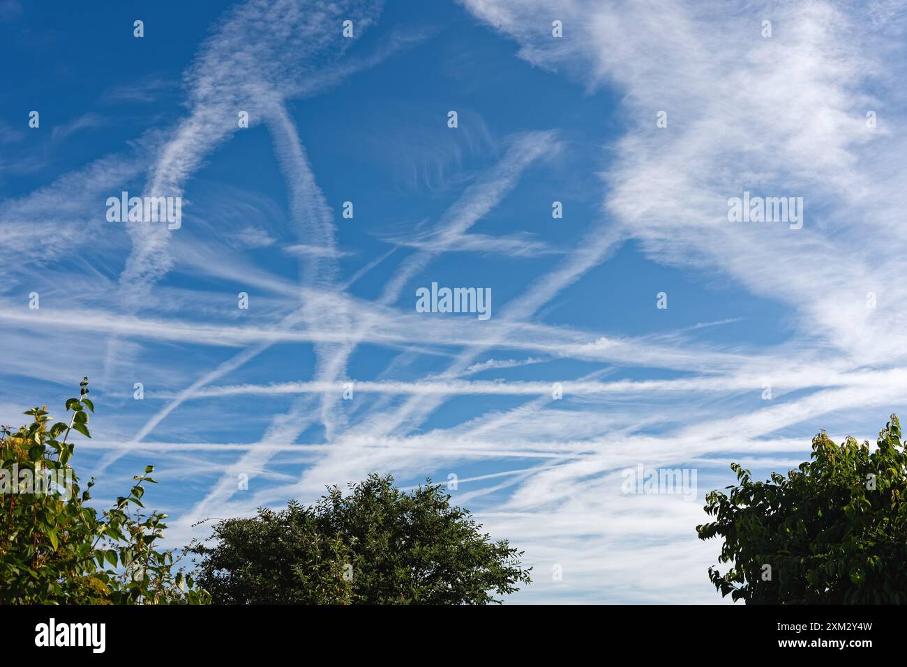 Un gran numero di aerei contrasta con un cielo blu, Regno Unito Foto Stock