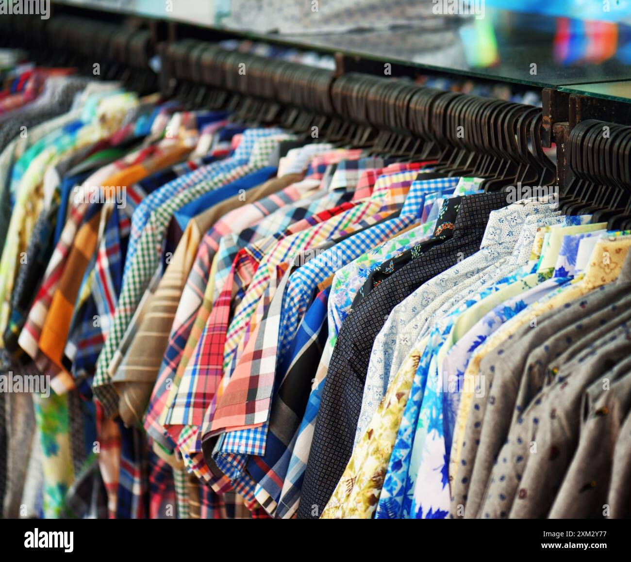 Un'ampia gamma di camicie da uomo in vendita Foto Stock