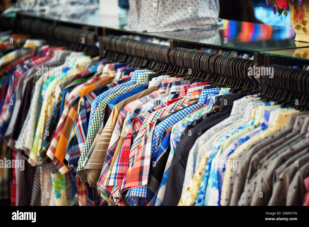 Un'ampia gamma di camicie da uomo in vendita Foto Stock