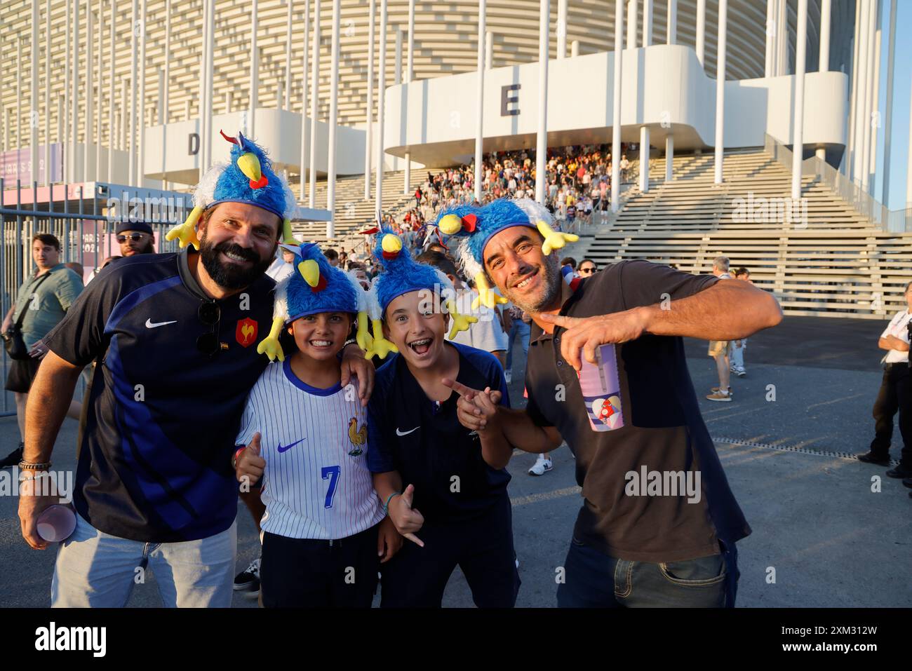 Bordeaux, Francia. 24 luglio 2024. Parigi 2024. Tifosi francesi della squadra di calcio maschile del Giappone durante i Giochi Olimpici di Parigi del 2024. Uscita della partita di calcio maschile Giappone-Paraguay (Punteggio: Giappone 5-Paraguay 0) allo stadio Matmut Atlantique di Bordeaux. Sport, buon umorismo e spirito olimpico. Bordeaux, Gironda, Francia, Europa. Crediti: Foto Hugo Martin Alamy/Live News. Foto Stock