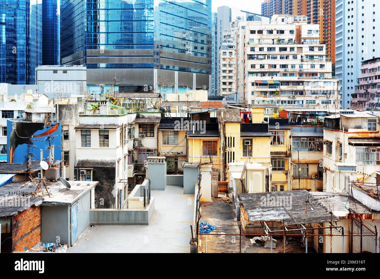 Vecchi edifici coesistono con moderni grattacieli a Hong Kong Foto Stock