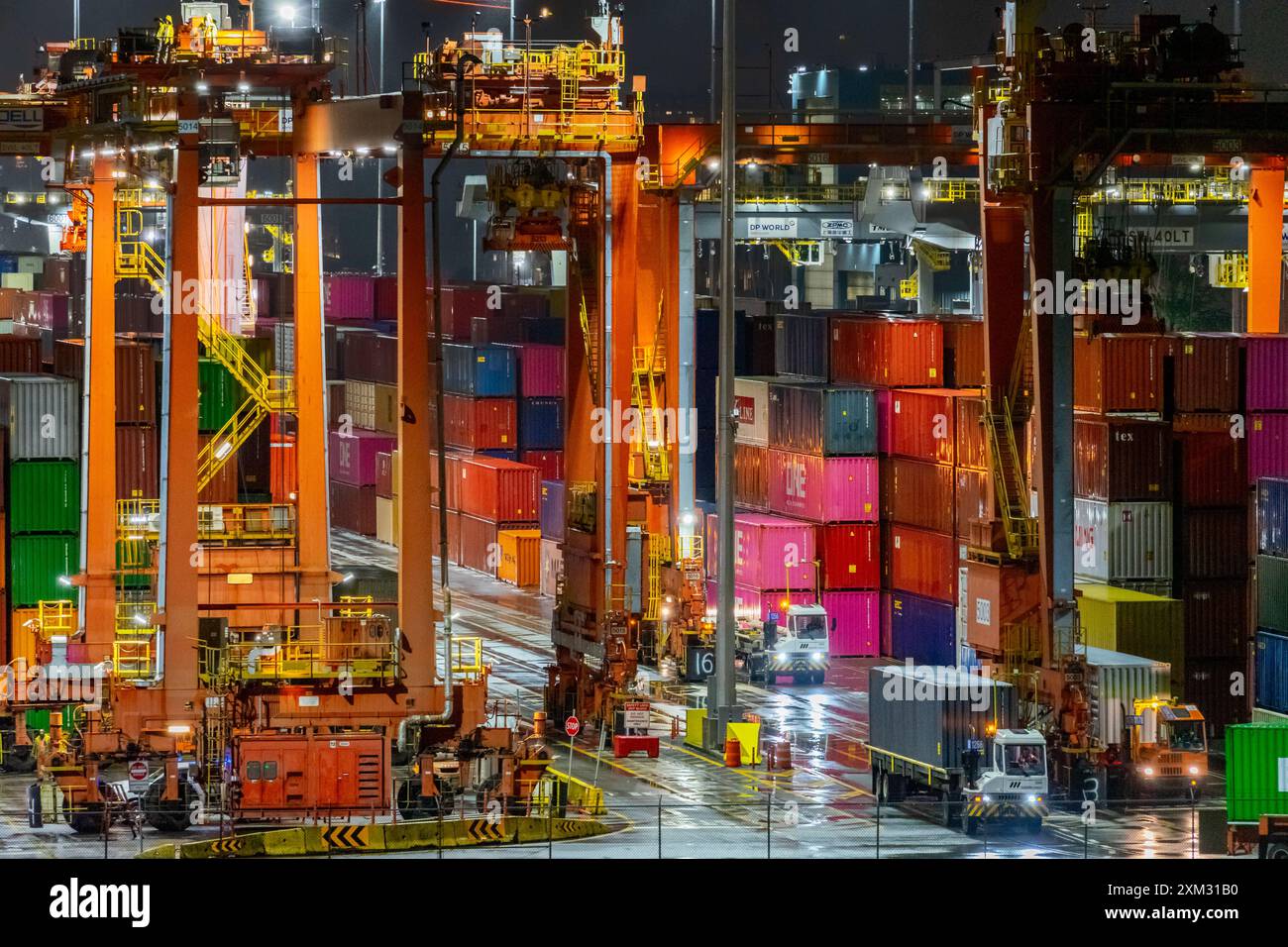 Vancouver, BC, Canada - 25 aprile 2024: Turno di notte presso il cantiere navale del porto di Vancouver a Vancouver, Columbia Britannica, Canada. Foto Stock