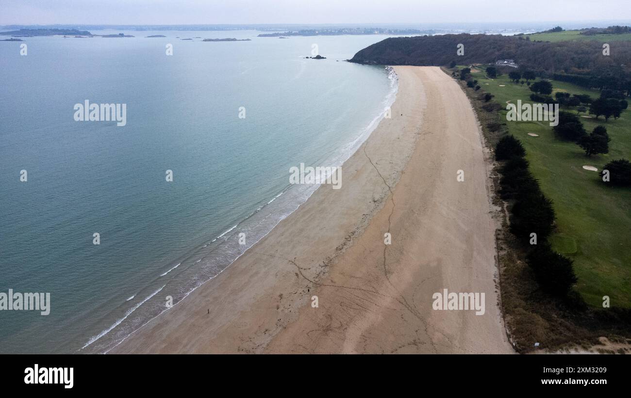 Foto aerea della spiaggia di Pen Guen sul Canale della Manica nel tardo autunno a Saint-Cast le Guildo nel dipartimento di armature Cotes-D in Bretagna in Francia Foto Stock